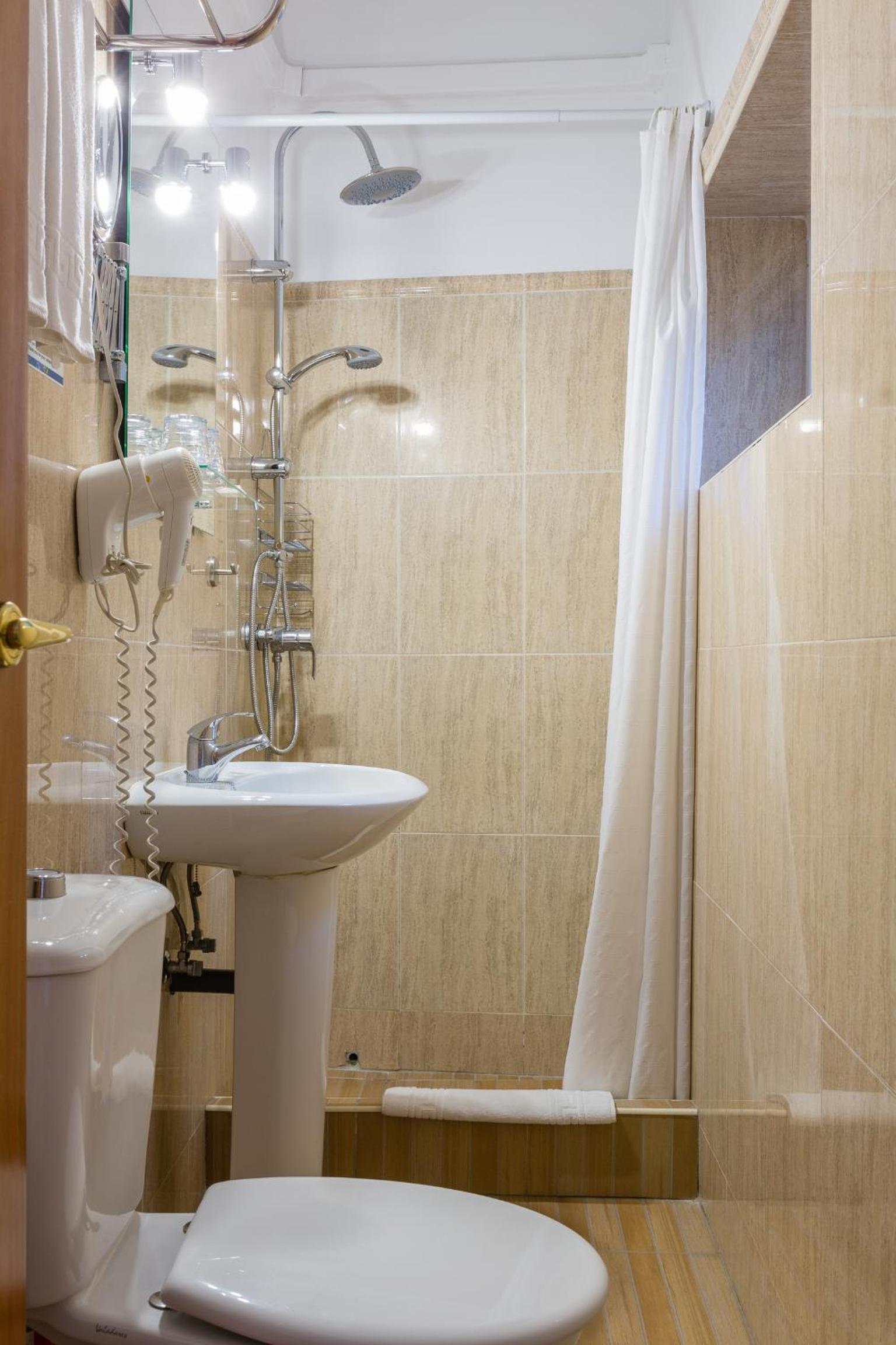 Double Room - Photo 6