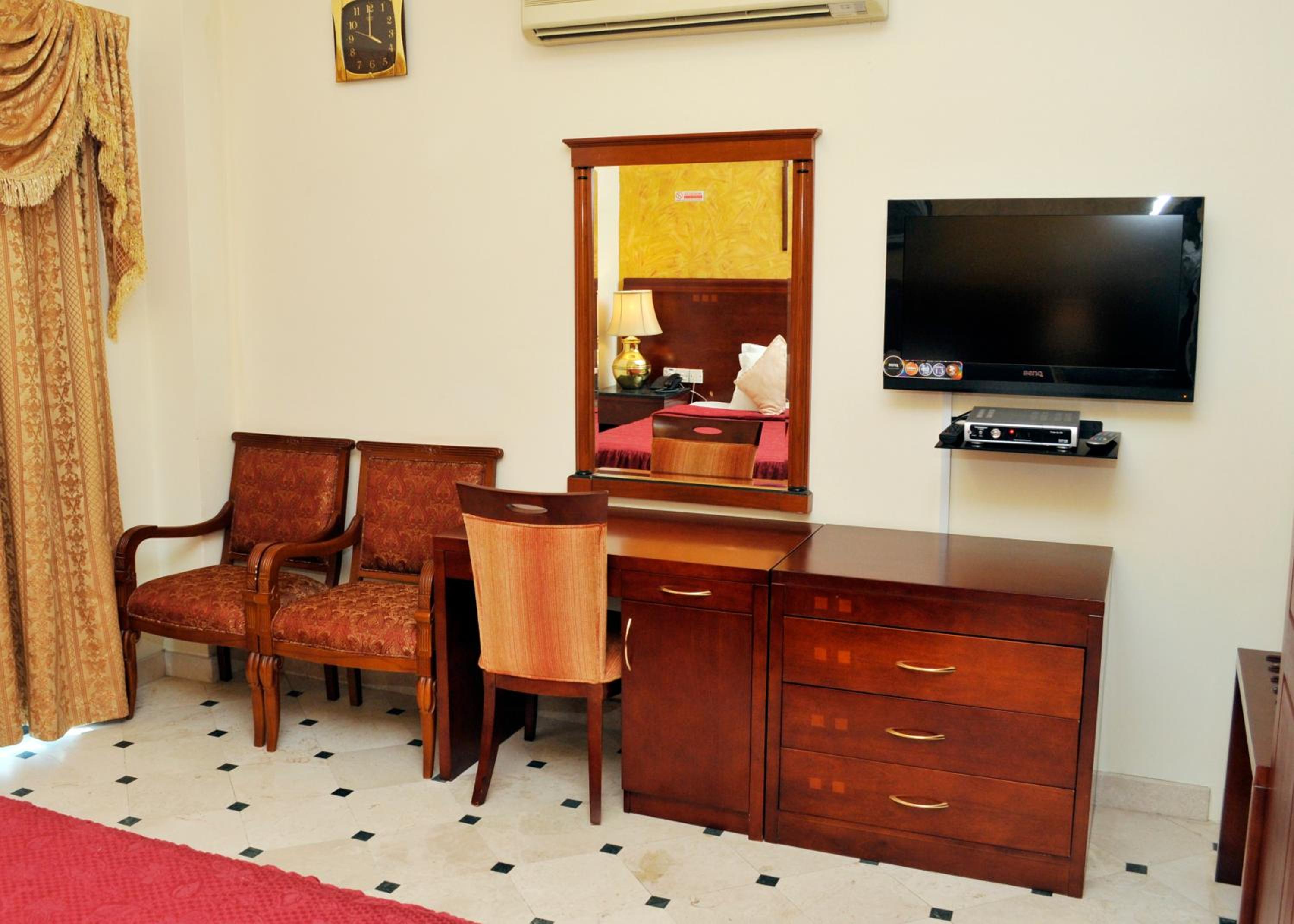 Standard King Room - Photo 14