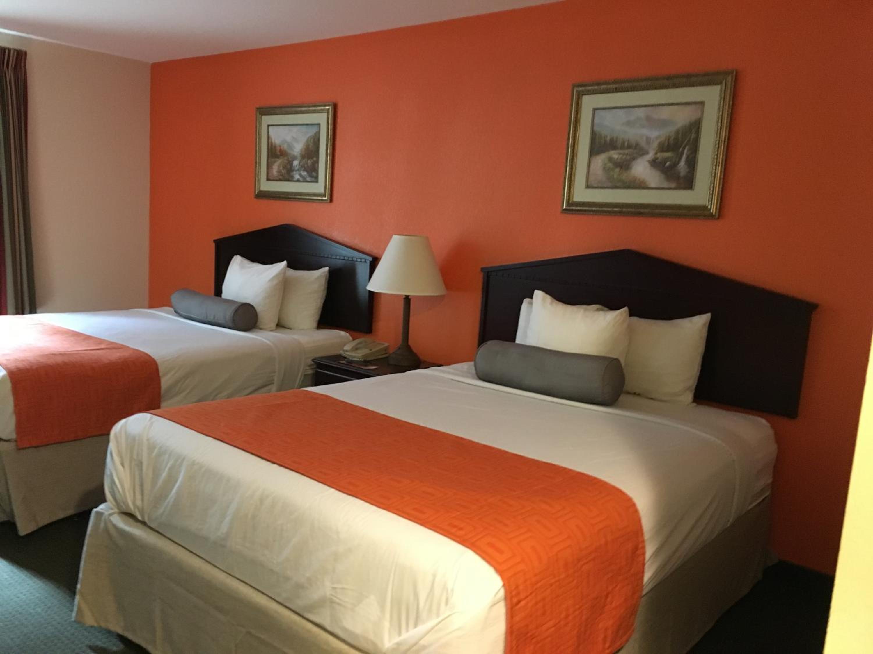 Queen Room With Two Queen Beds - Non-Smoking photo 2