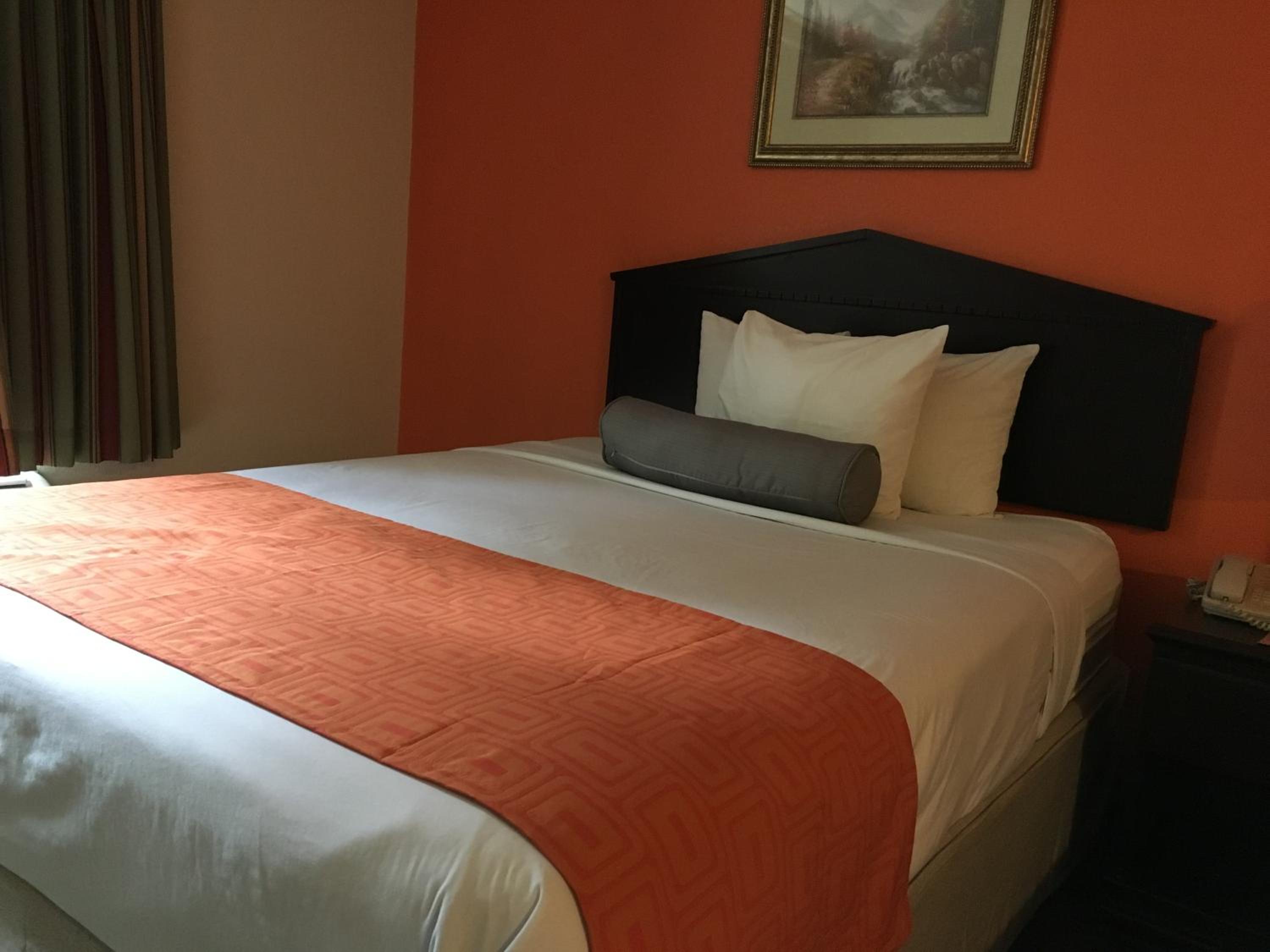 Queen Room With Two Queen Beds - Non-Smoking photo 3