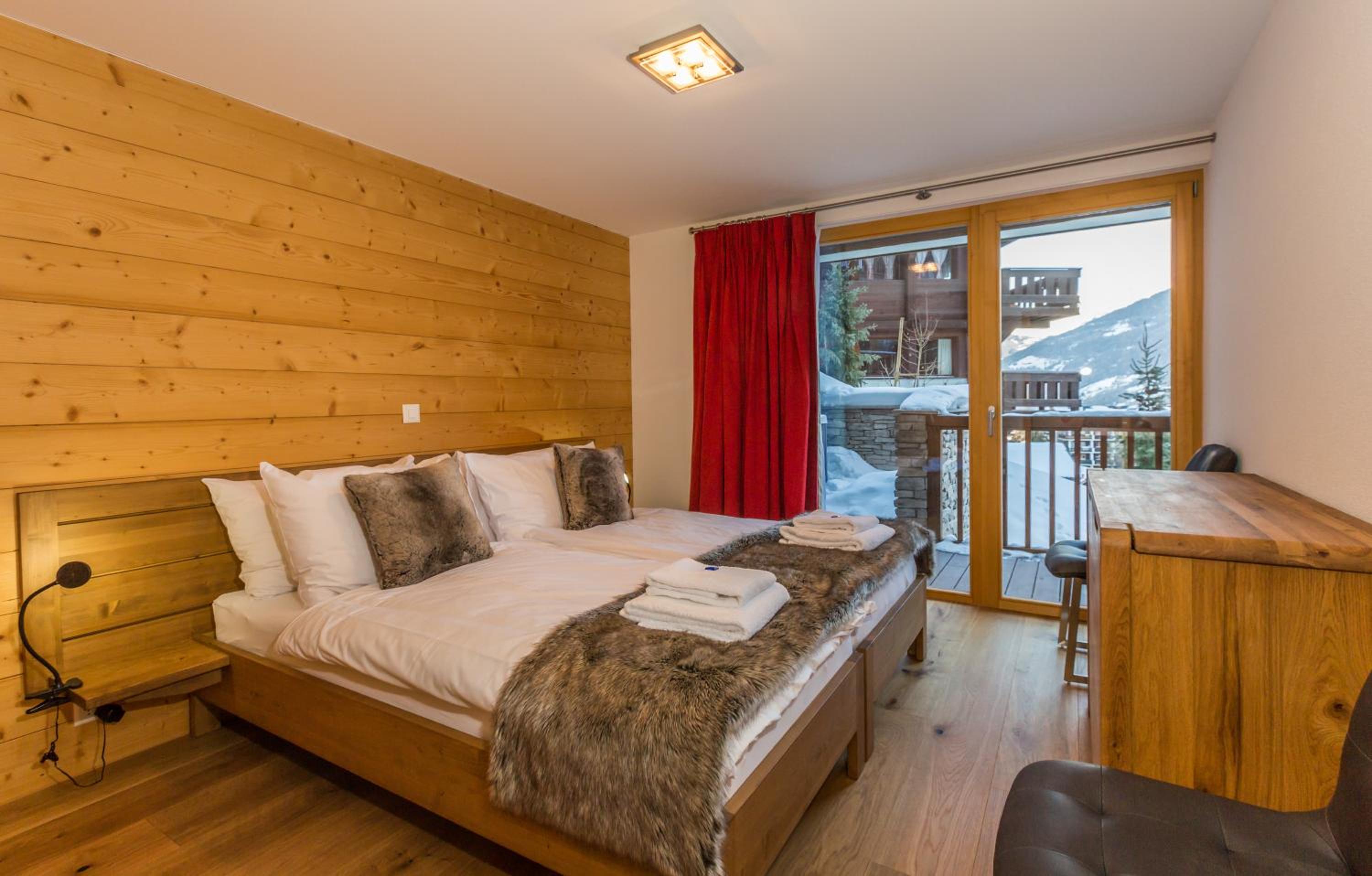 Deluxe Three-Bedroom Apartment with Jacuzzi