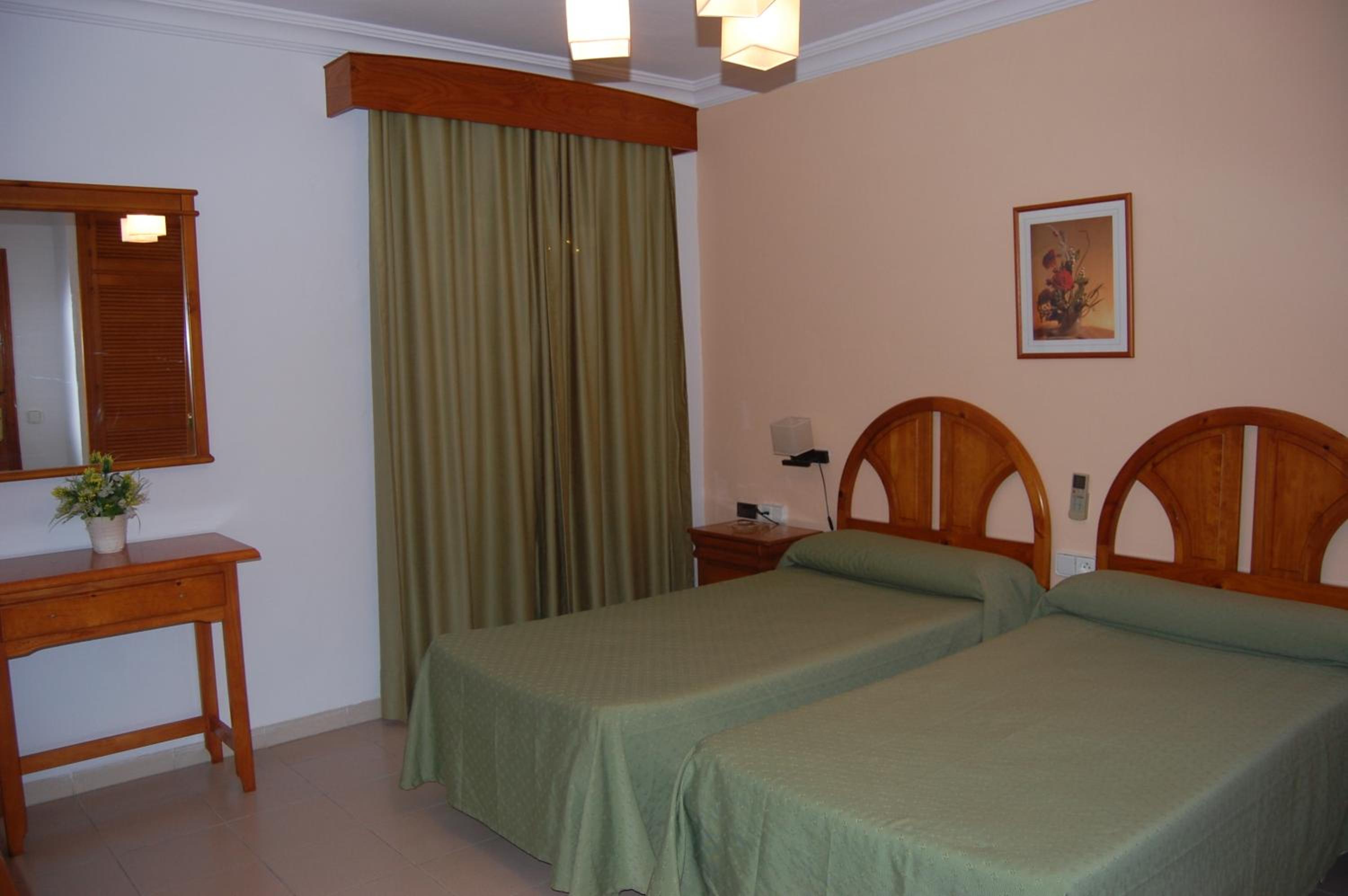 Double or Twin Room - Photo 8