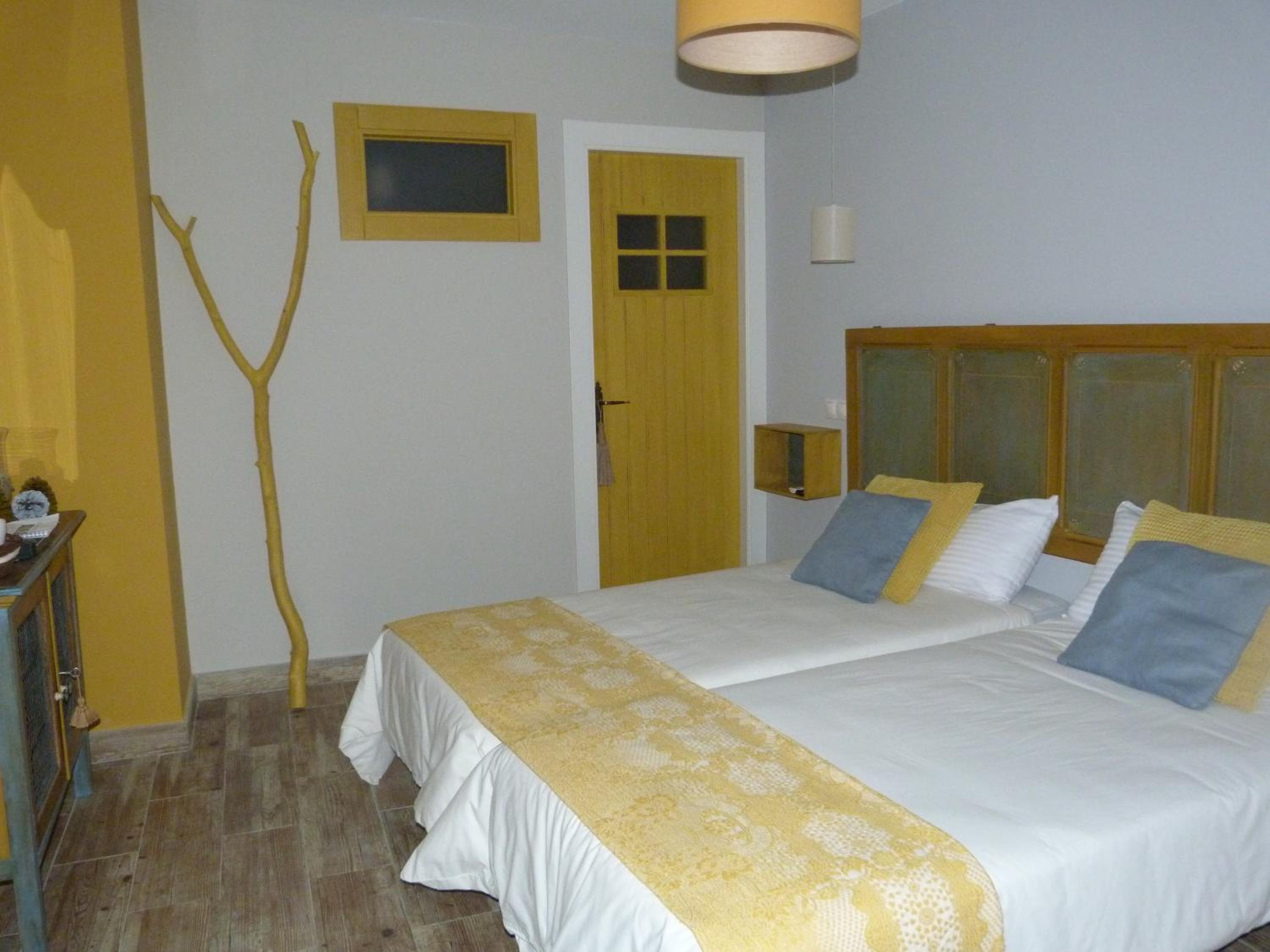Twin Room - Photo 11