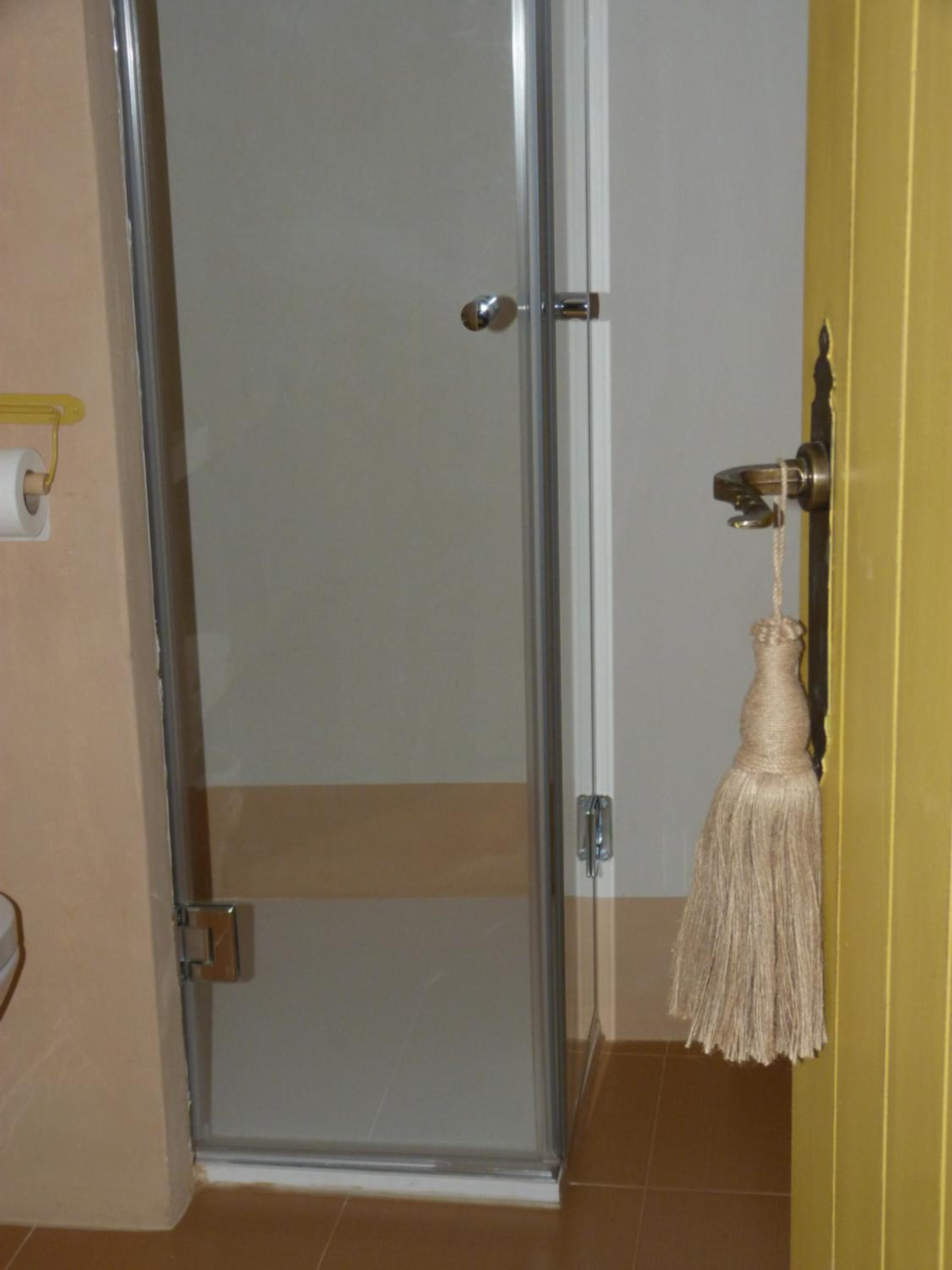 Twin Room - Photo 3