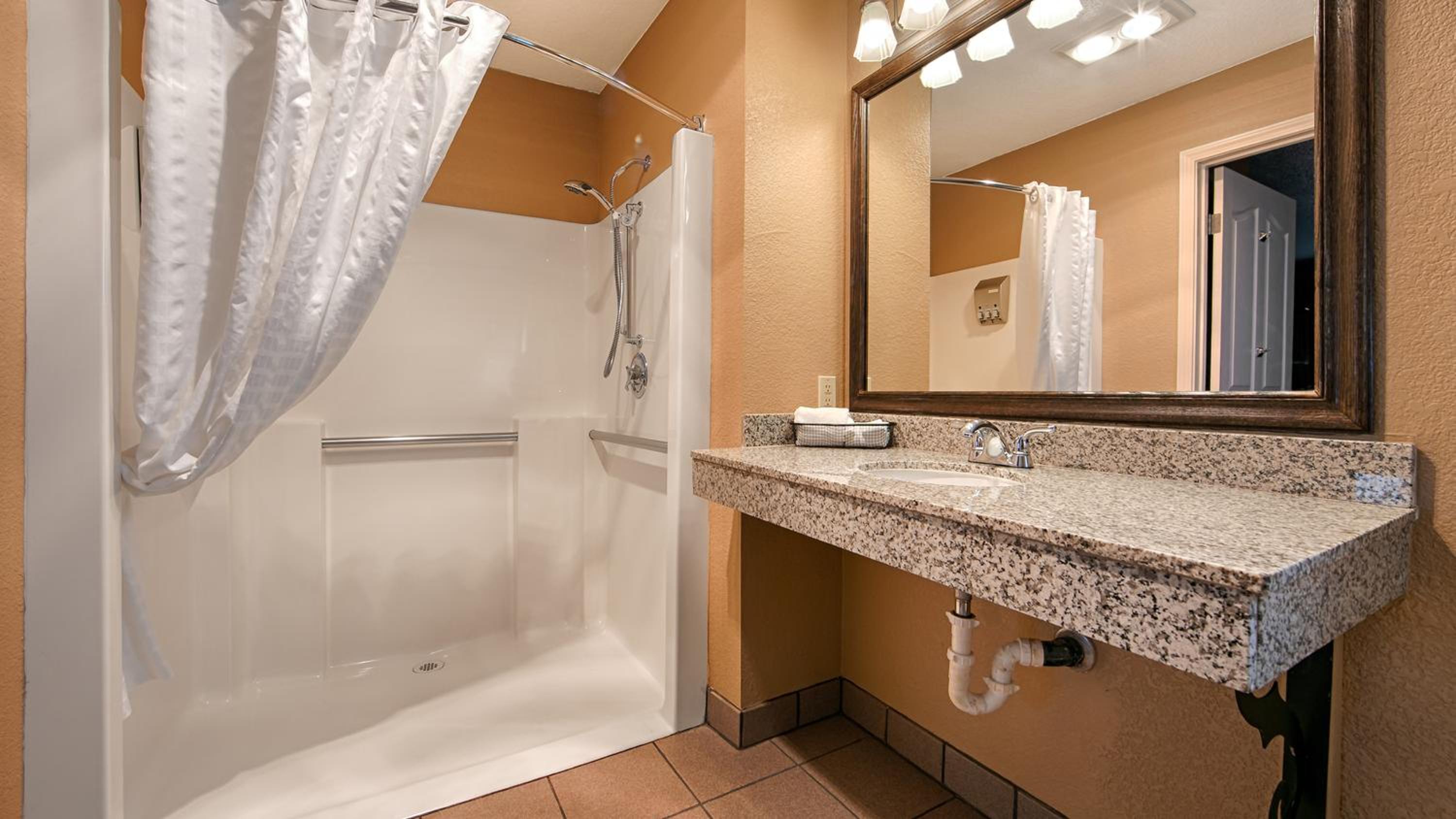 Queen Room - Mobility Access photo 2