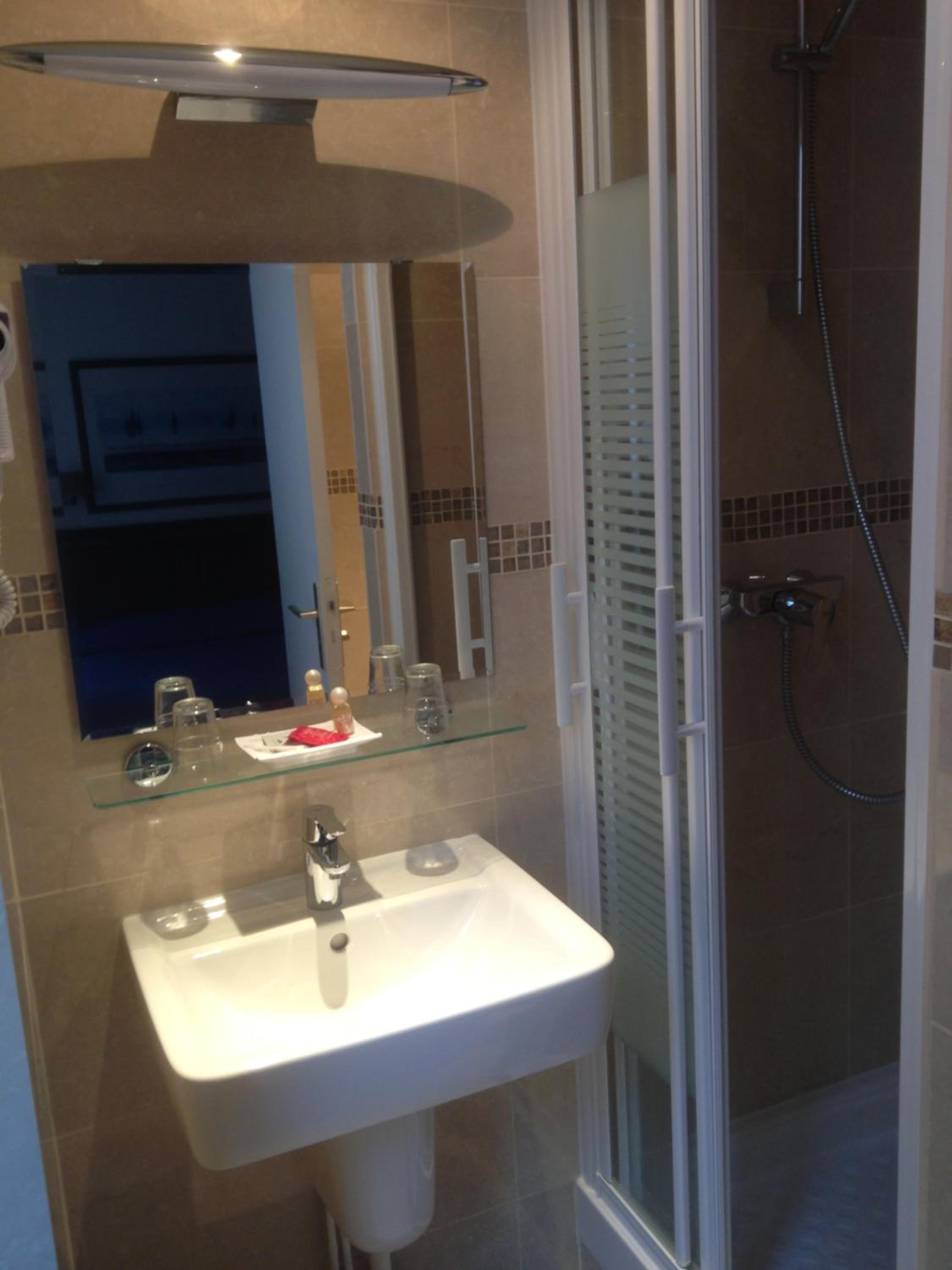 Twin Room with Shower photo 2