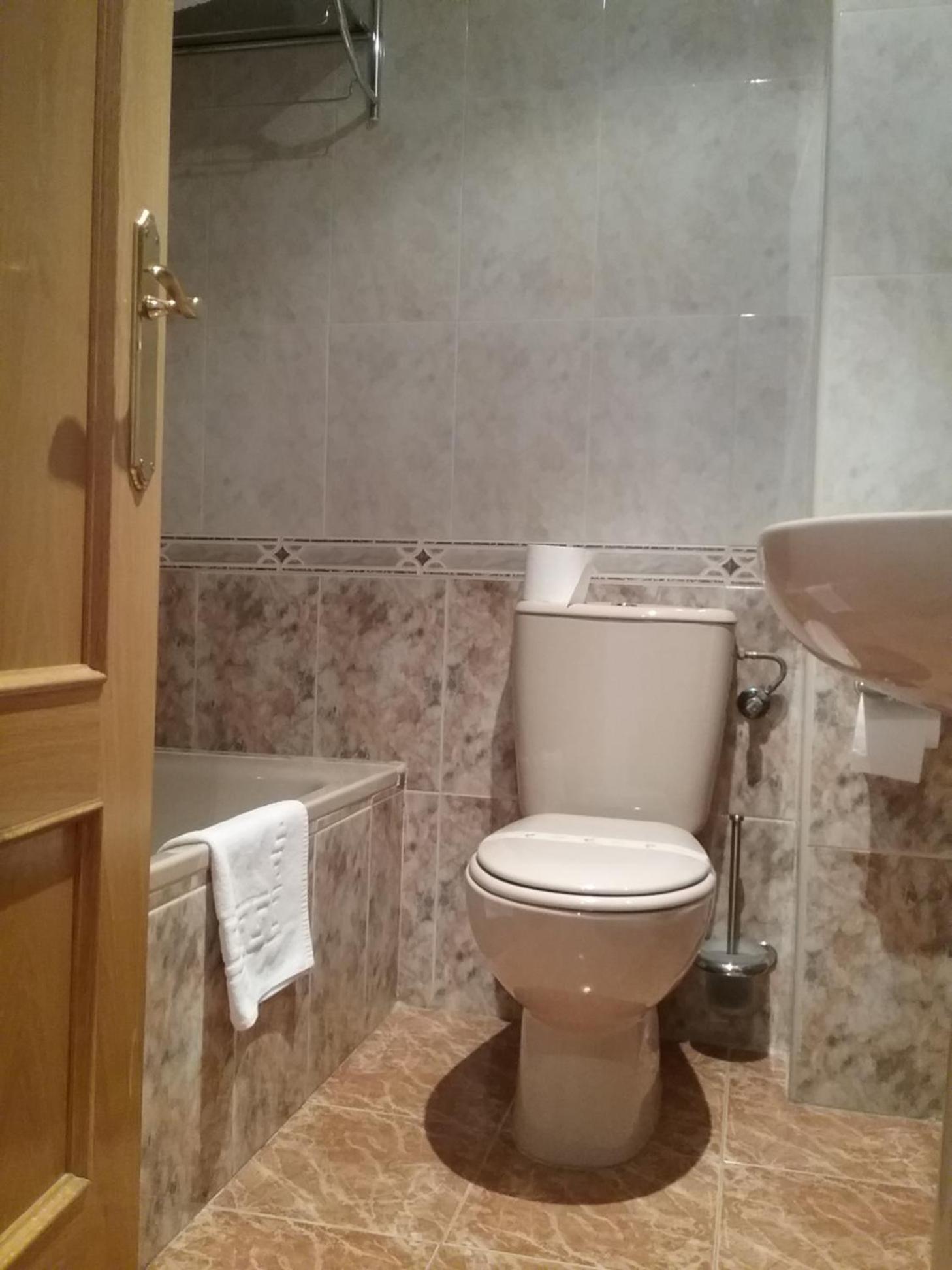 Double Room - Photo 17