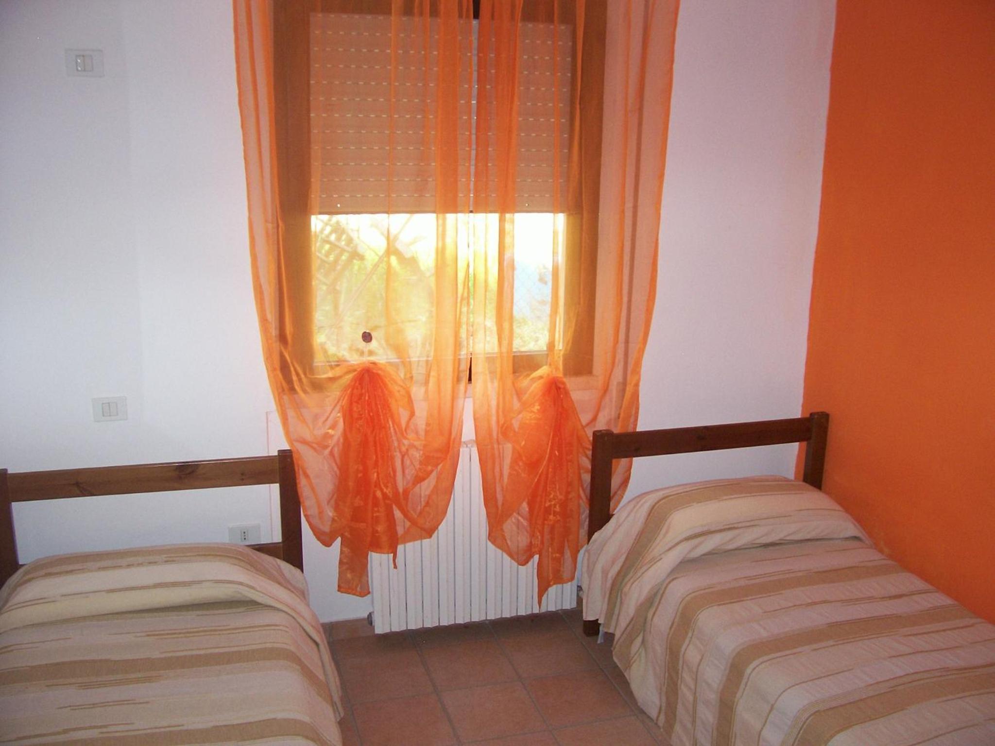 Twin Room with Private Bathroom photo 2