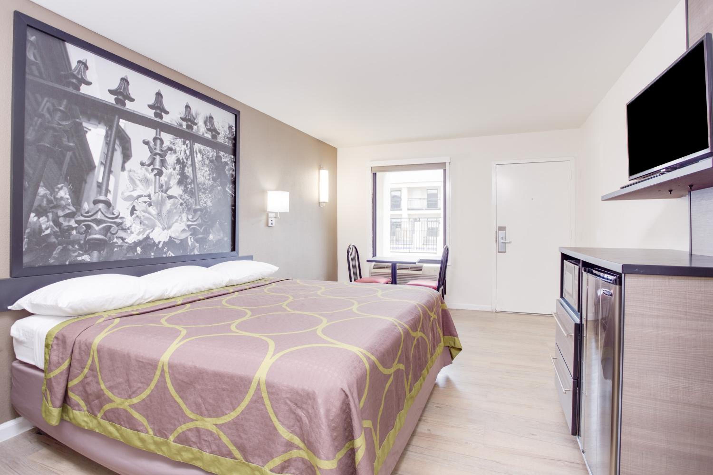 King Room - Non-Smoking ( 3 Adults) - Photo 1