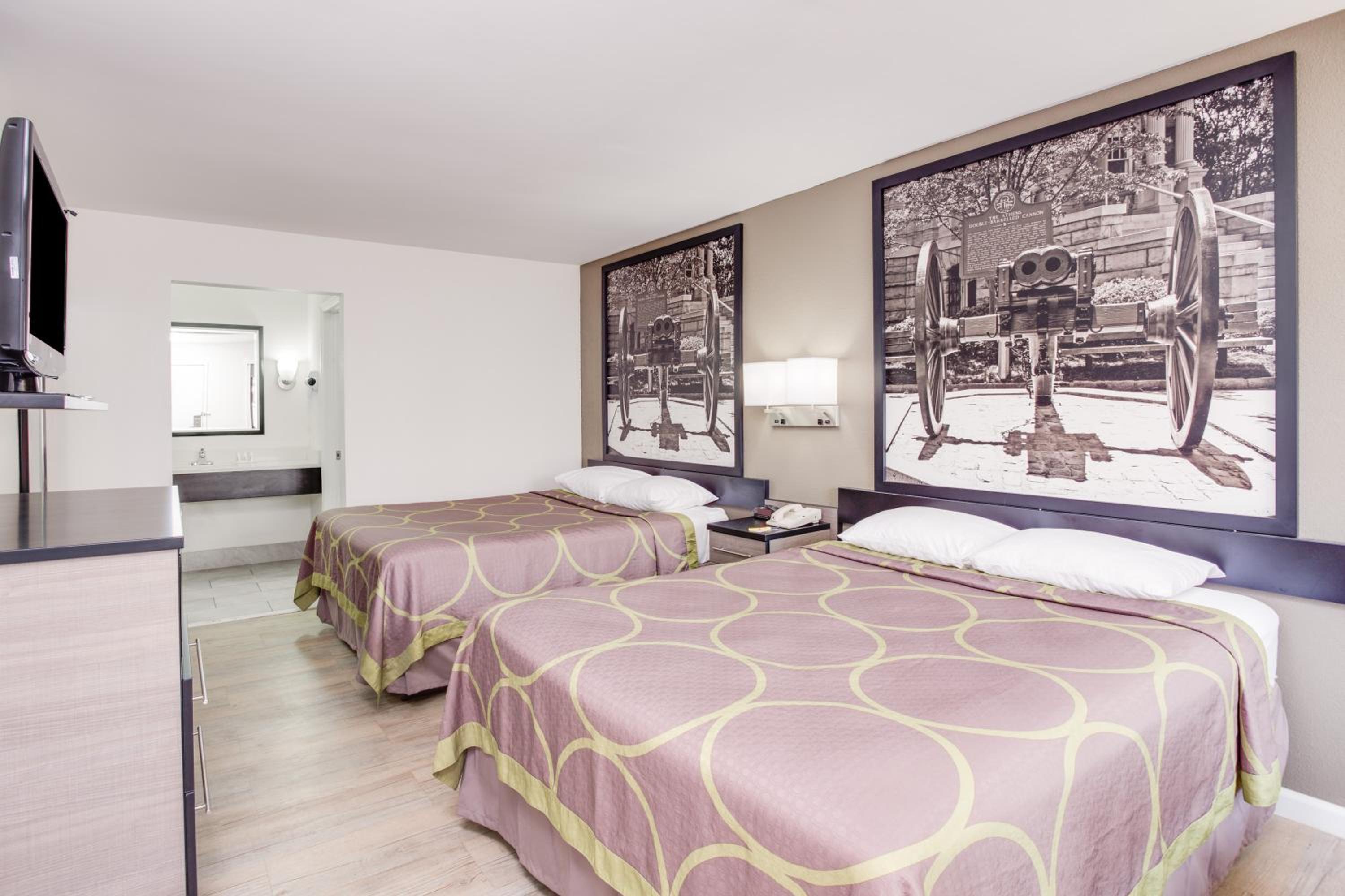 Queen Room with Two Queen Beds - Non-Smoking - Photo 3