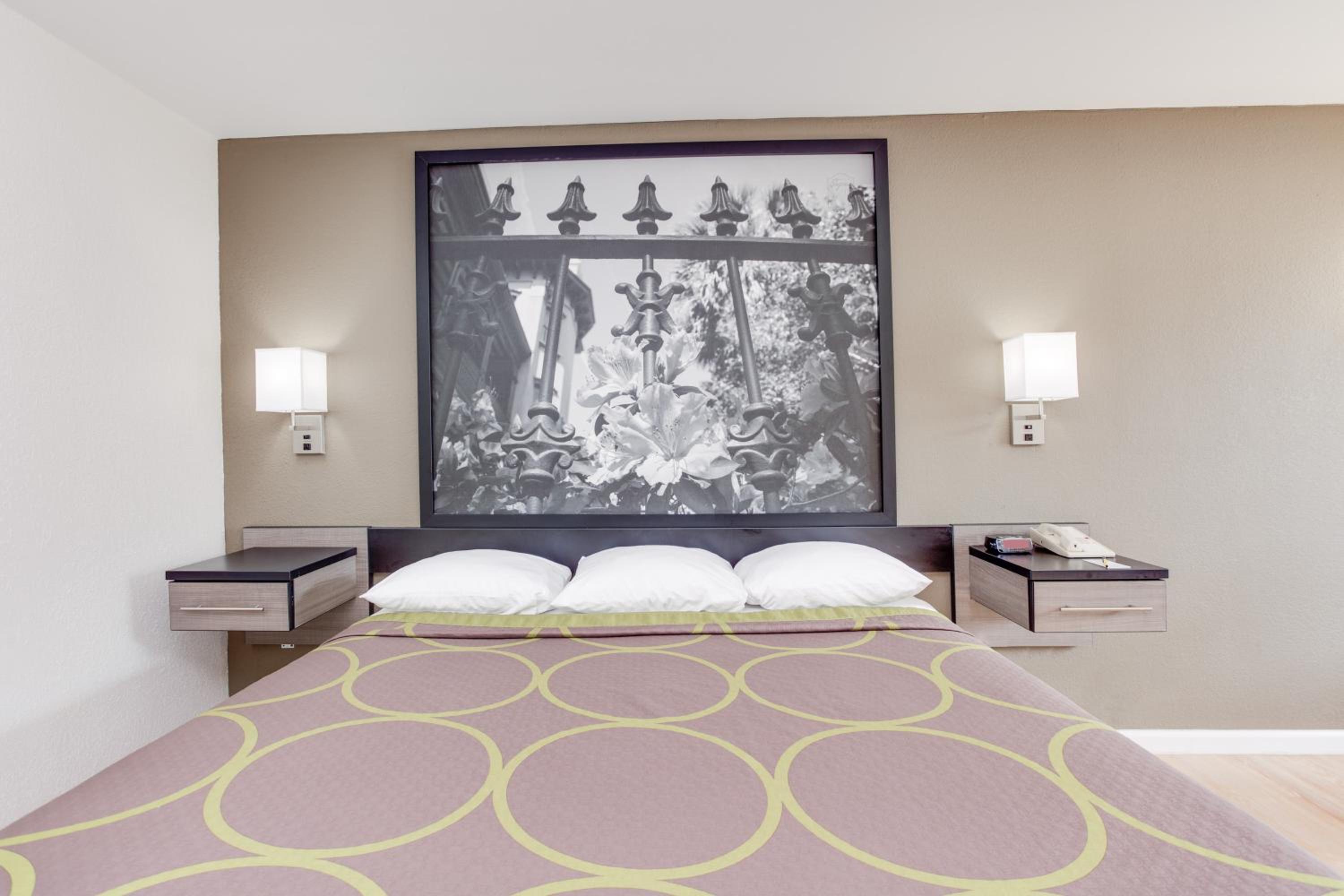 King Room - Non-Smoking ( 3 Adults) - Photo 3