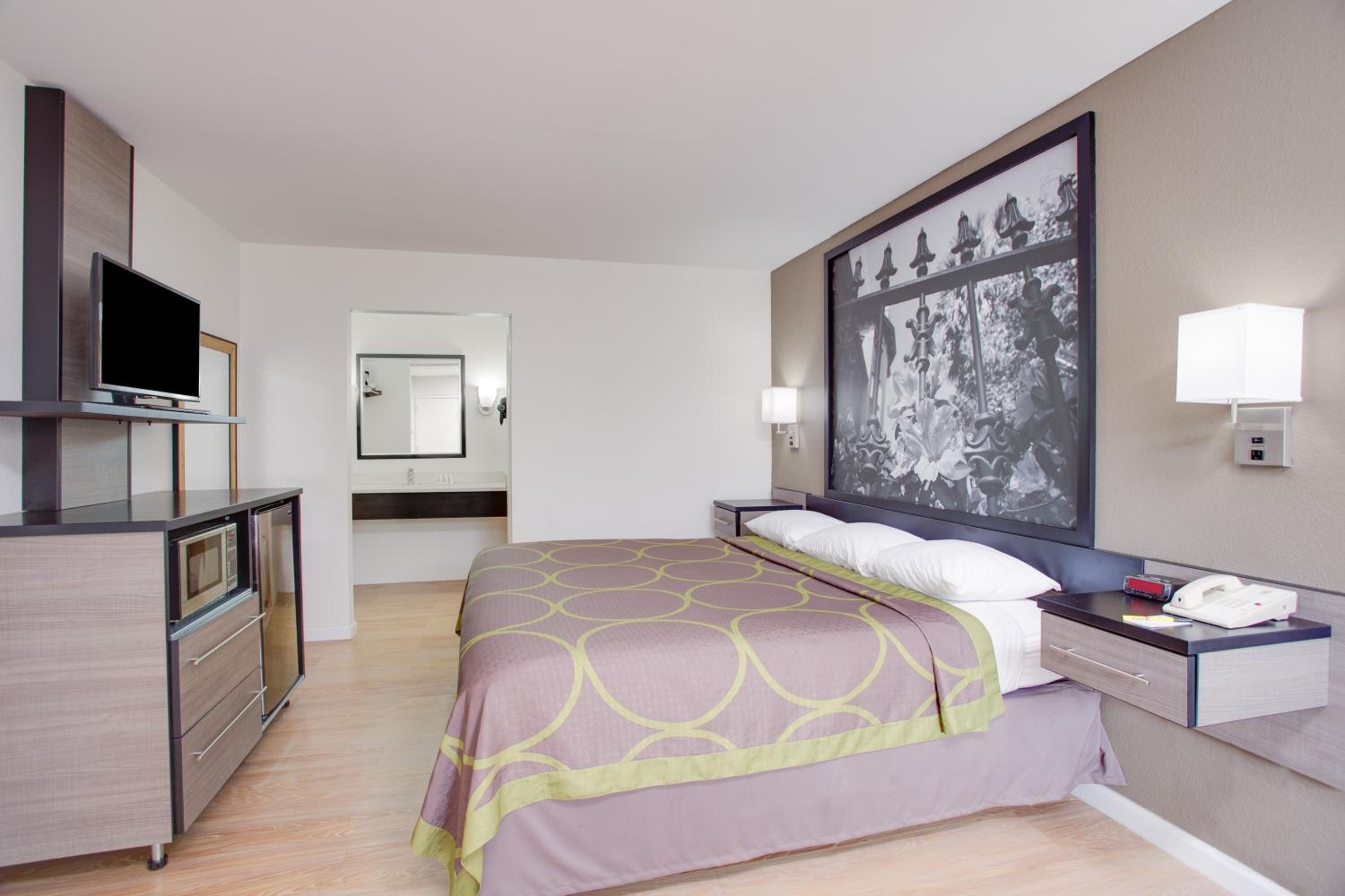 King Room - Non-Smoking ( 3 Adults) - Photo 2