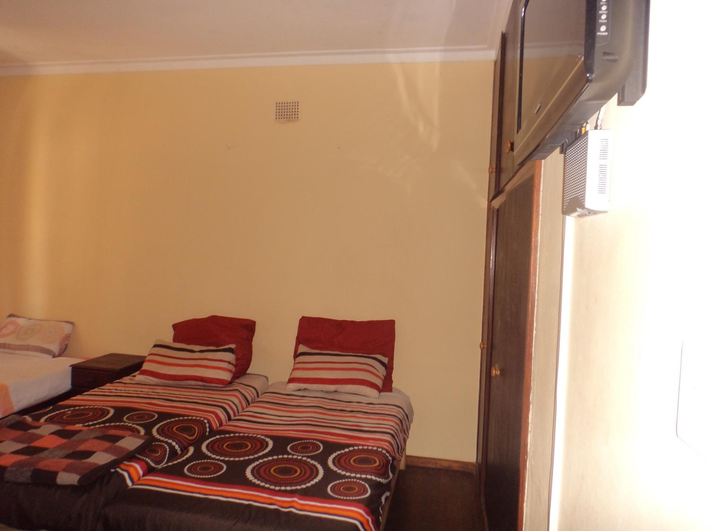 Single Bed in 4-Bed Dormitory Room photo 2