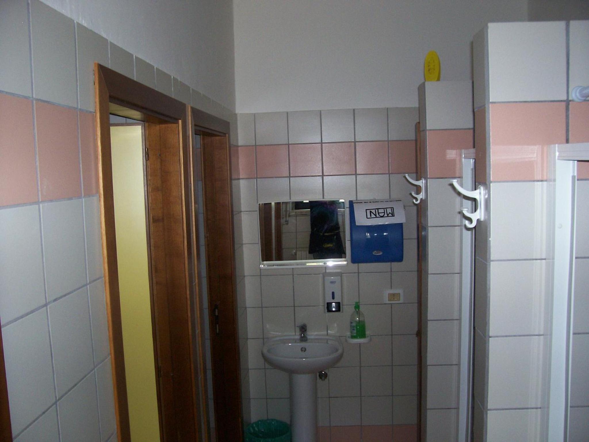 Twin Room with Private Bathroom photo 2