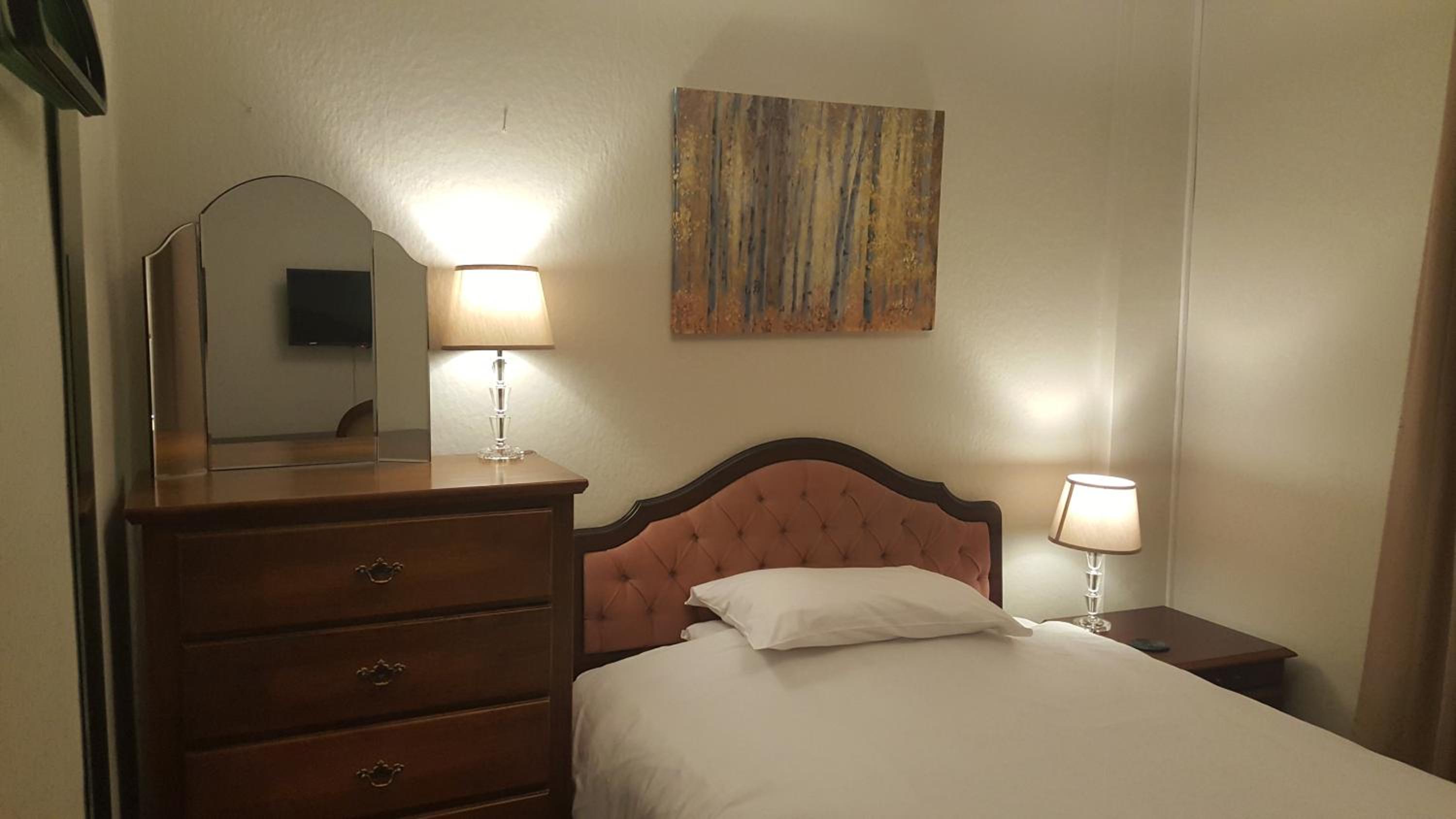 Budget Double Room - Photo 6