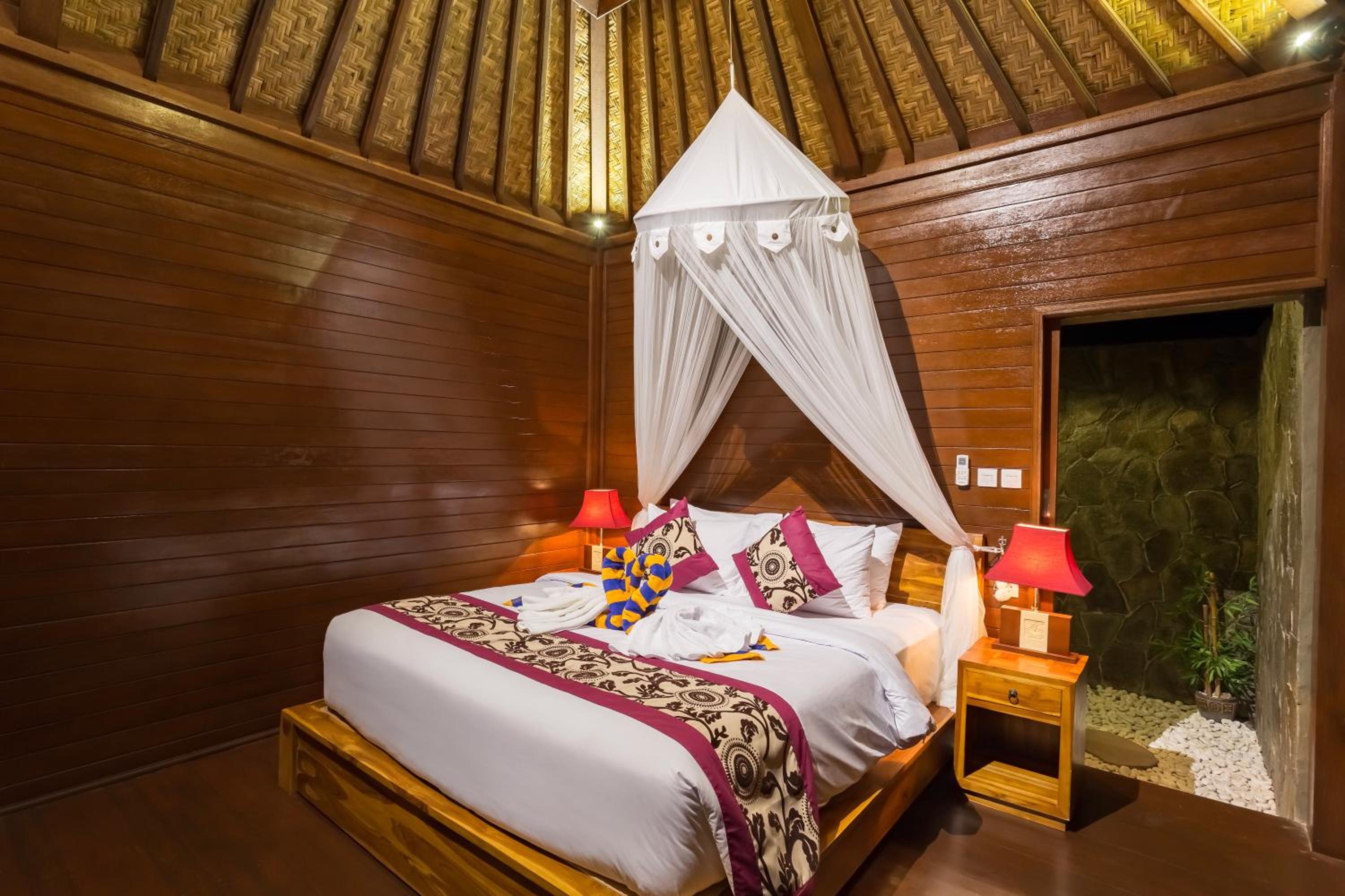 One-Bedroom Bungalow - Photo 2