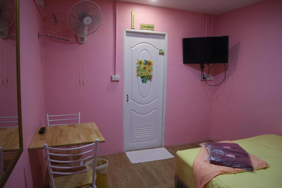 Standard Double Room - No window photo 3
