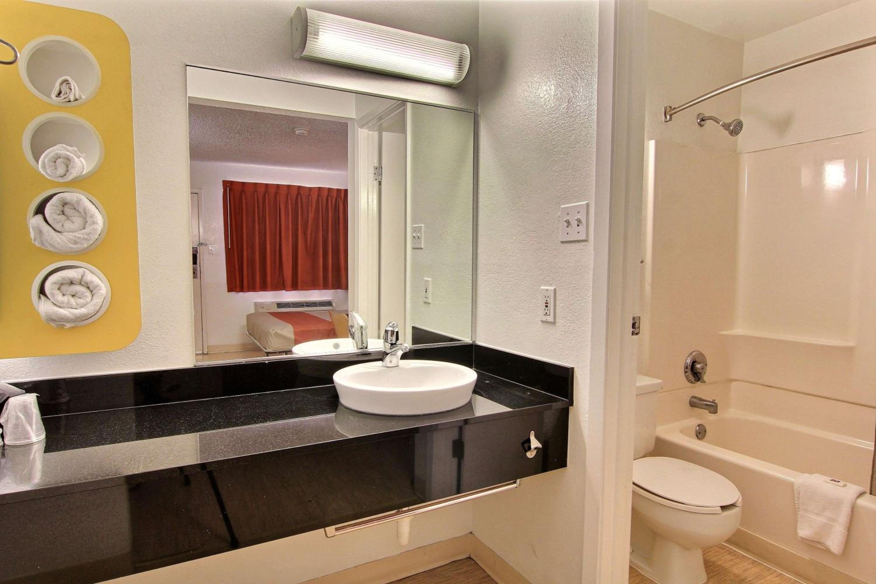 1 Queen Bed | — the supplier's photographs — photo 3