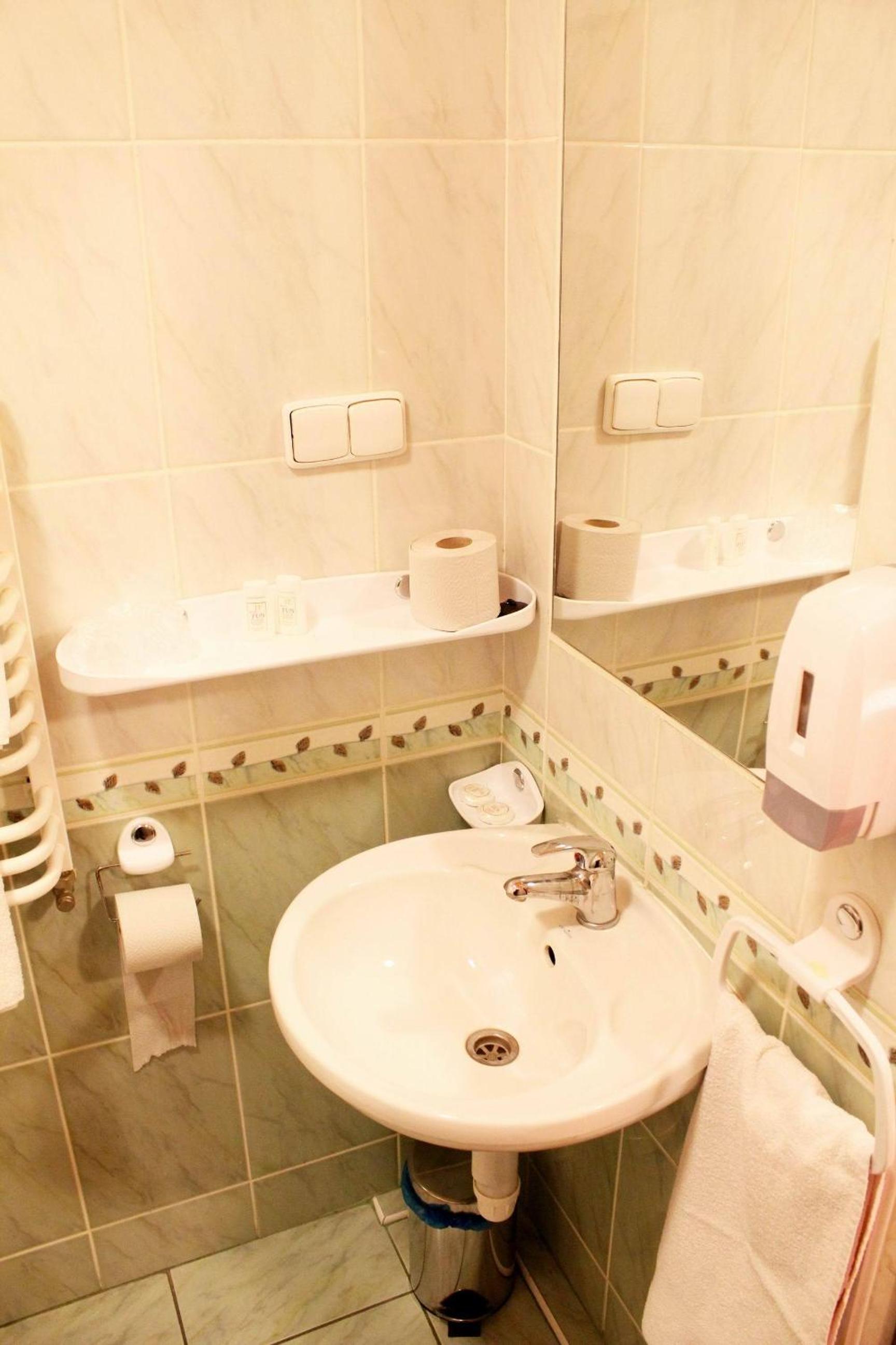 Twin Room - Photo 3