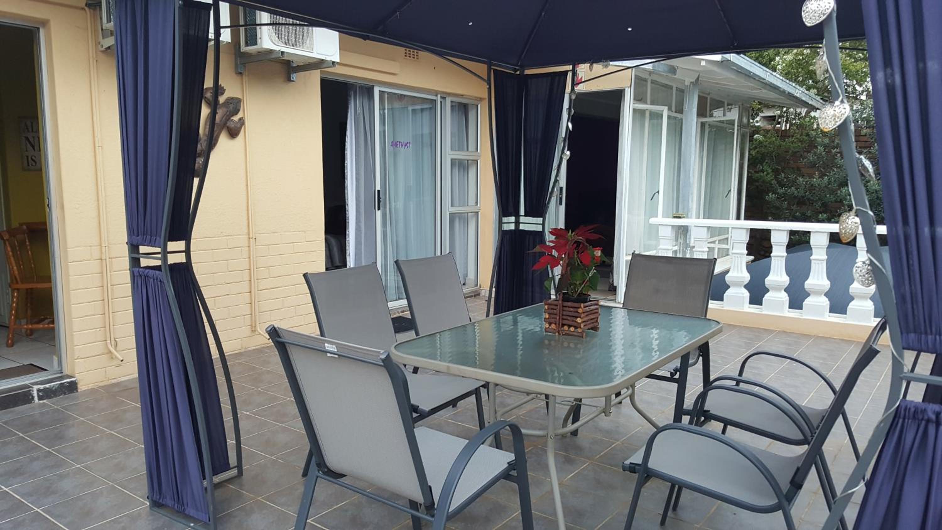 Deluxe King Room - Photo 9