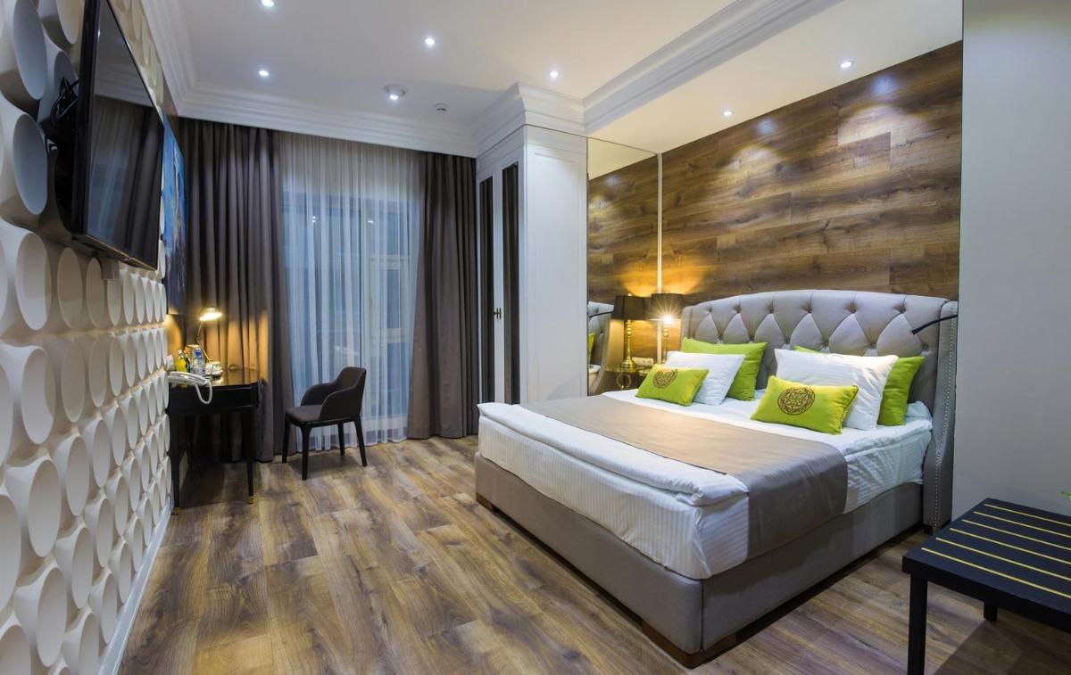 Deluxe King Room photo 1