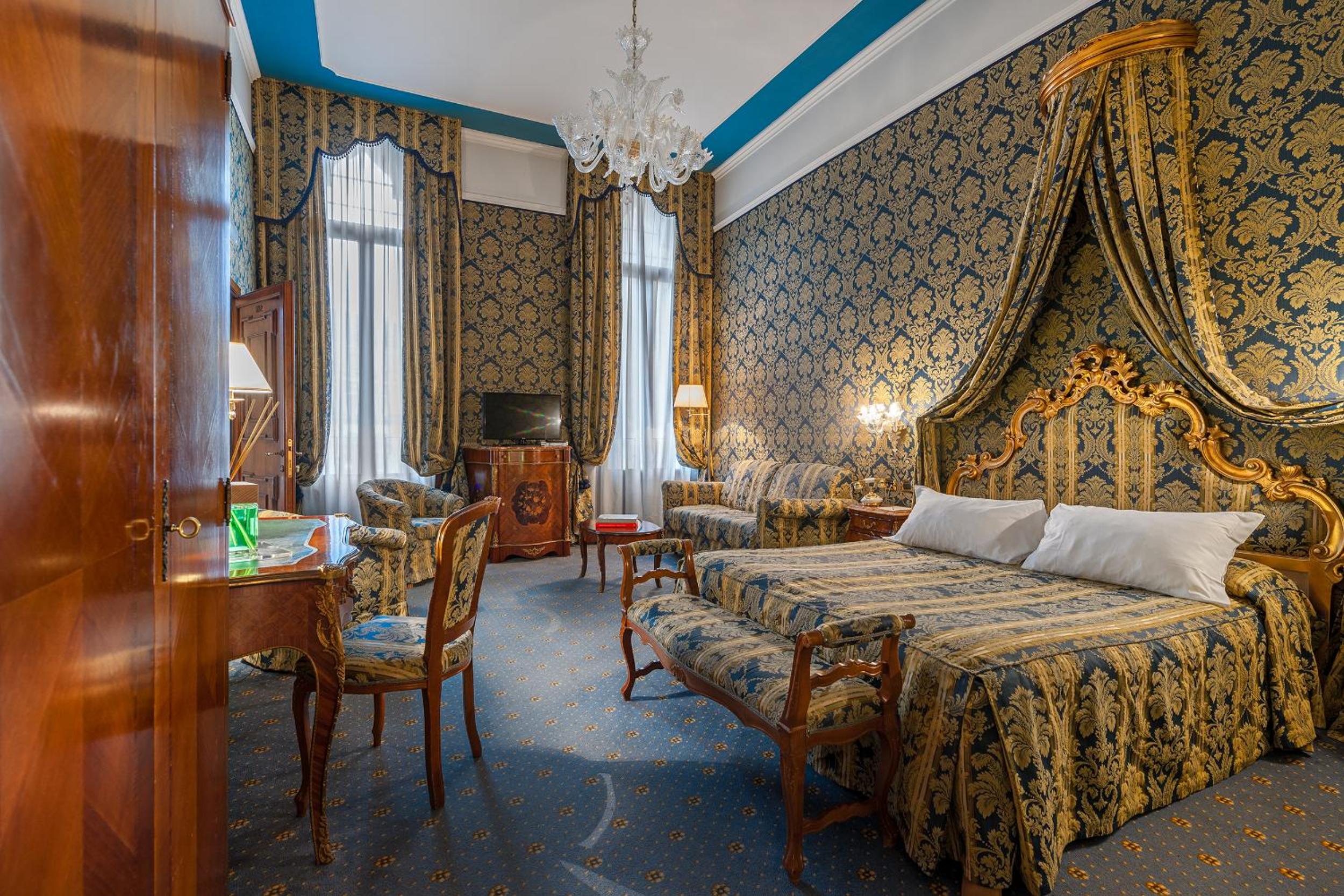 Deluxe Double Room with Canal View photo 3