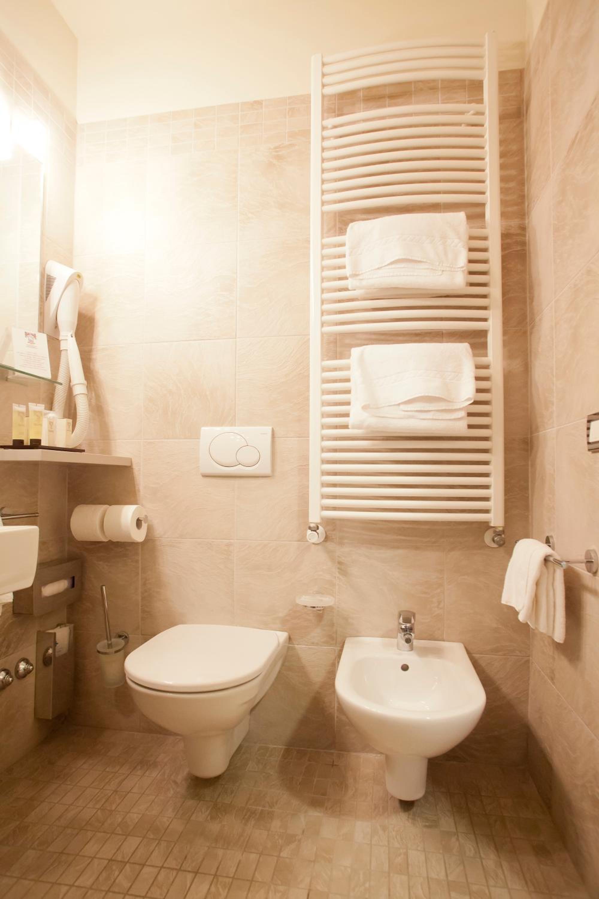 Superior Double or Twin Room - Photo 9