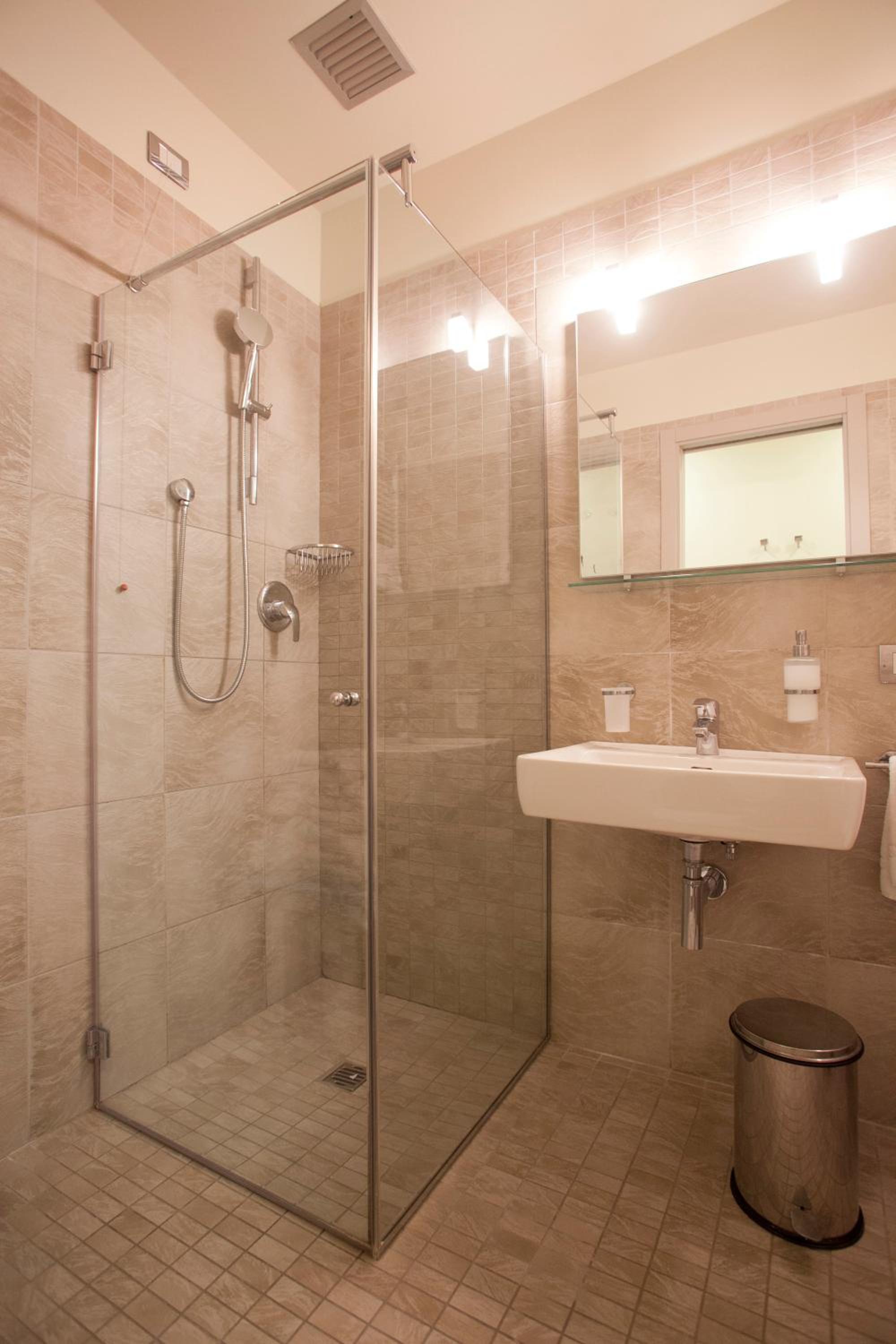 Superior Double or Twin Room - Photo 10