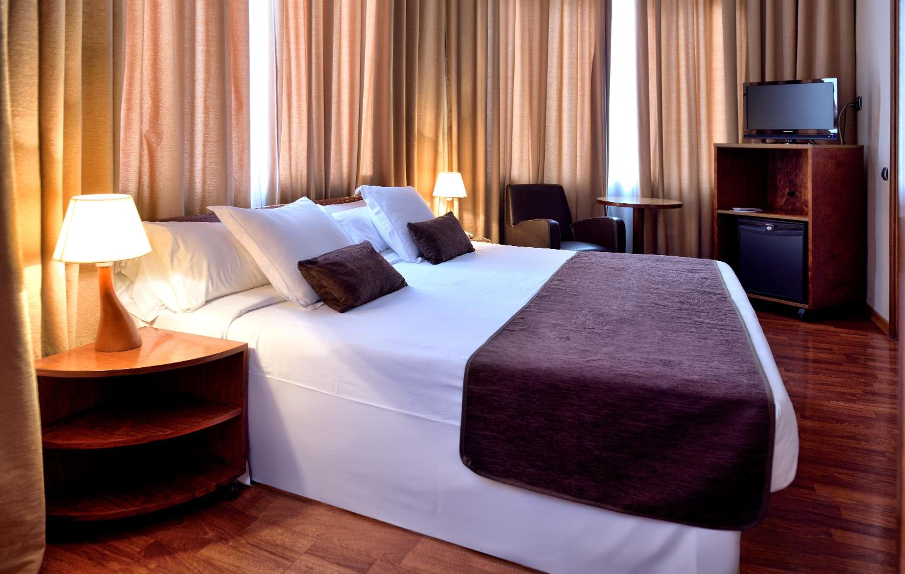 Deluxe Double Room thumbnail 5