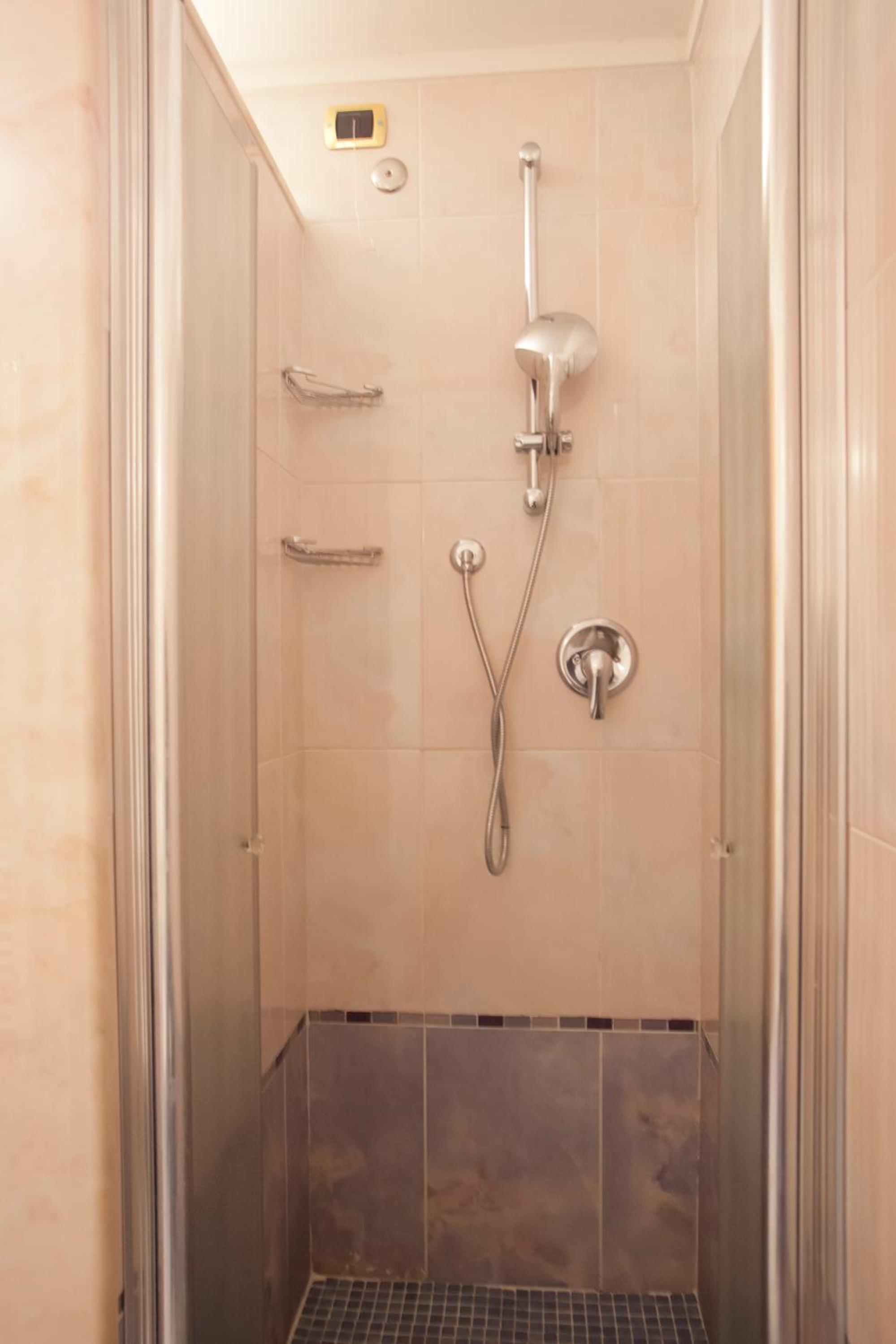 Double or Twin Room - Photo 4