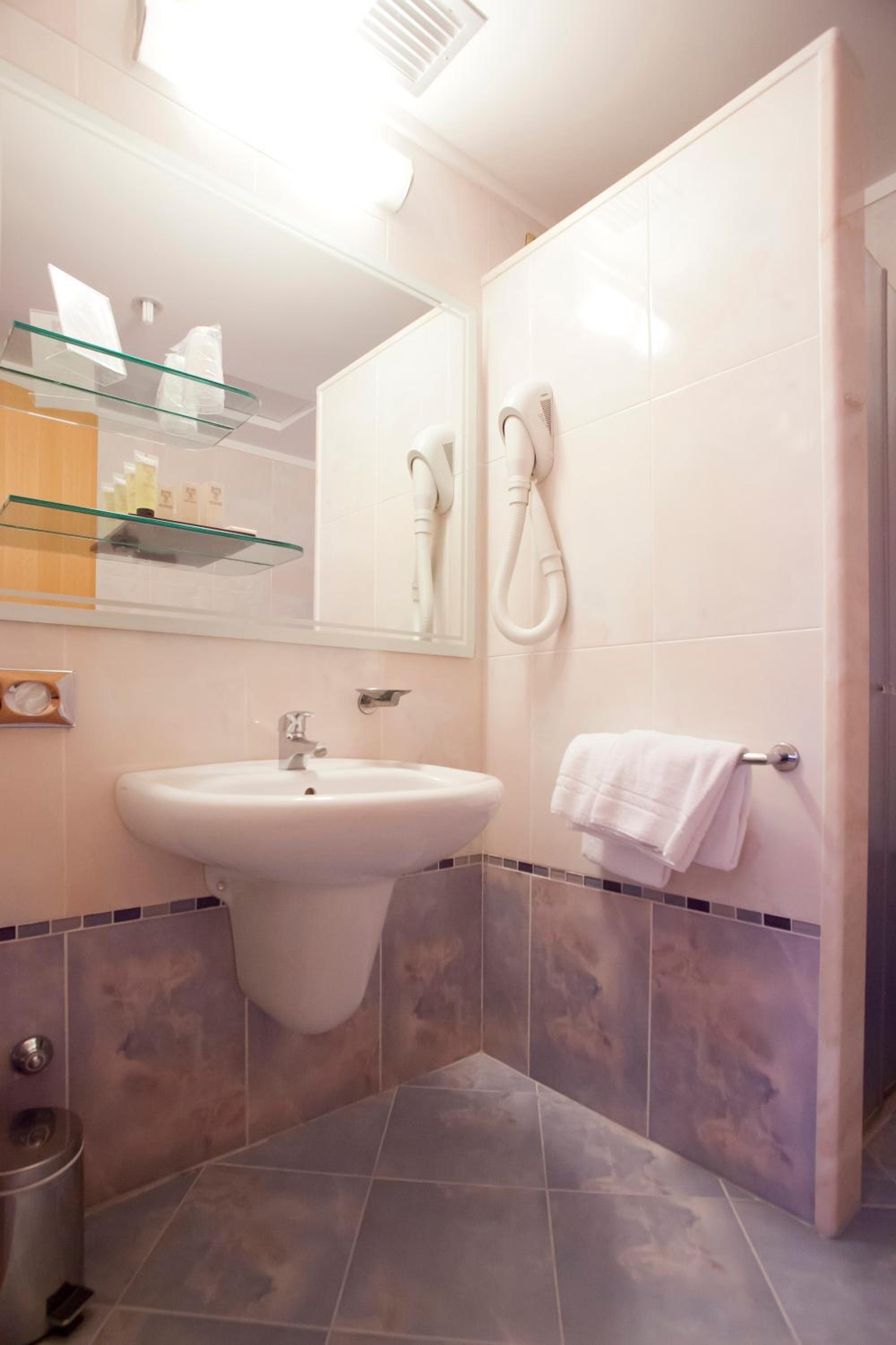 Double or Twin Room - Photo 2
