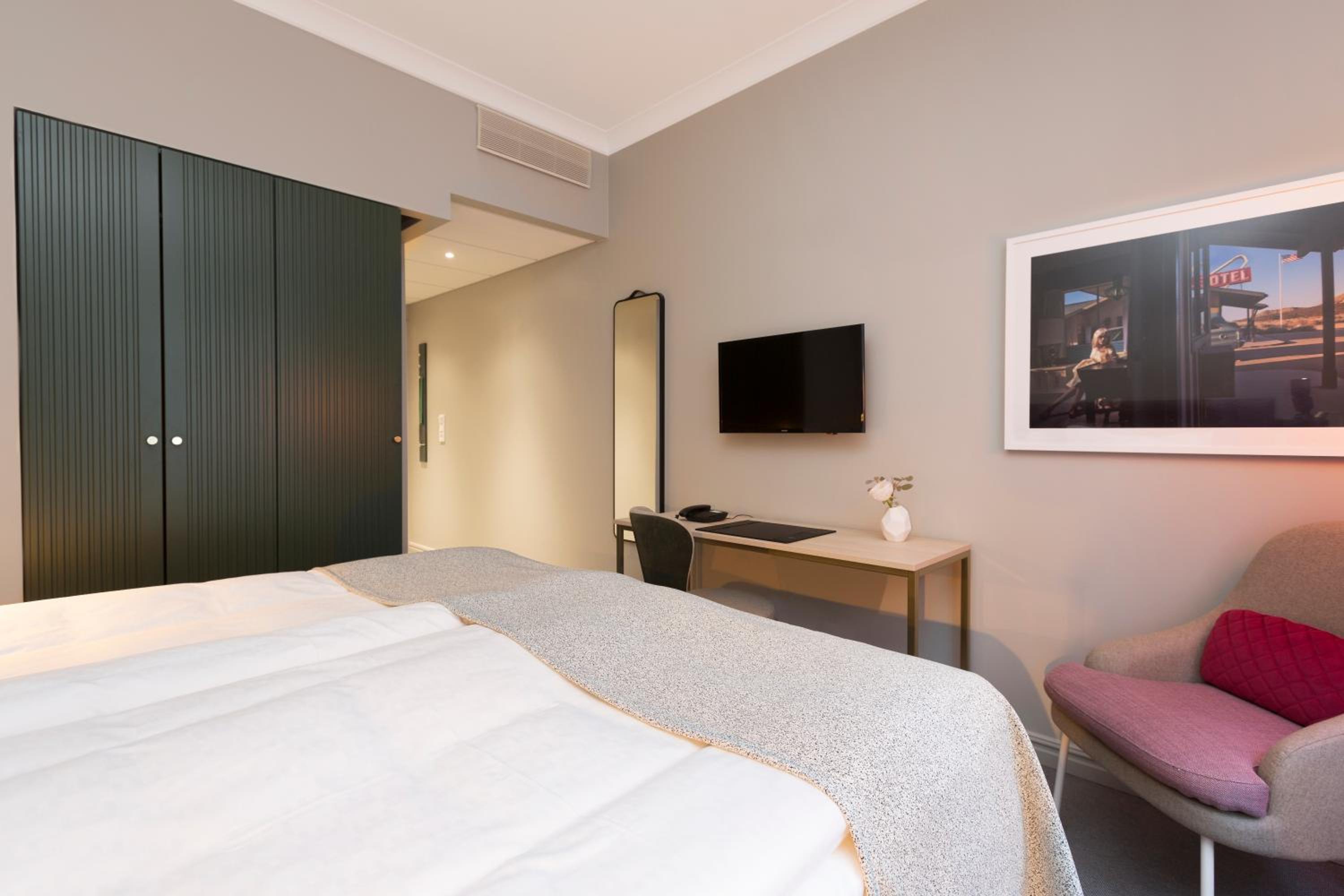 Superior Twin or Double Room - Photo 12