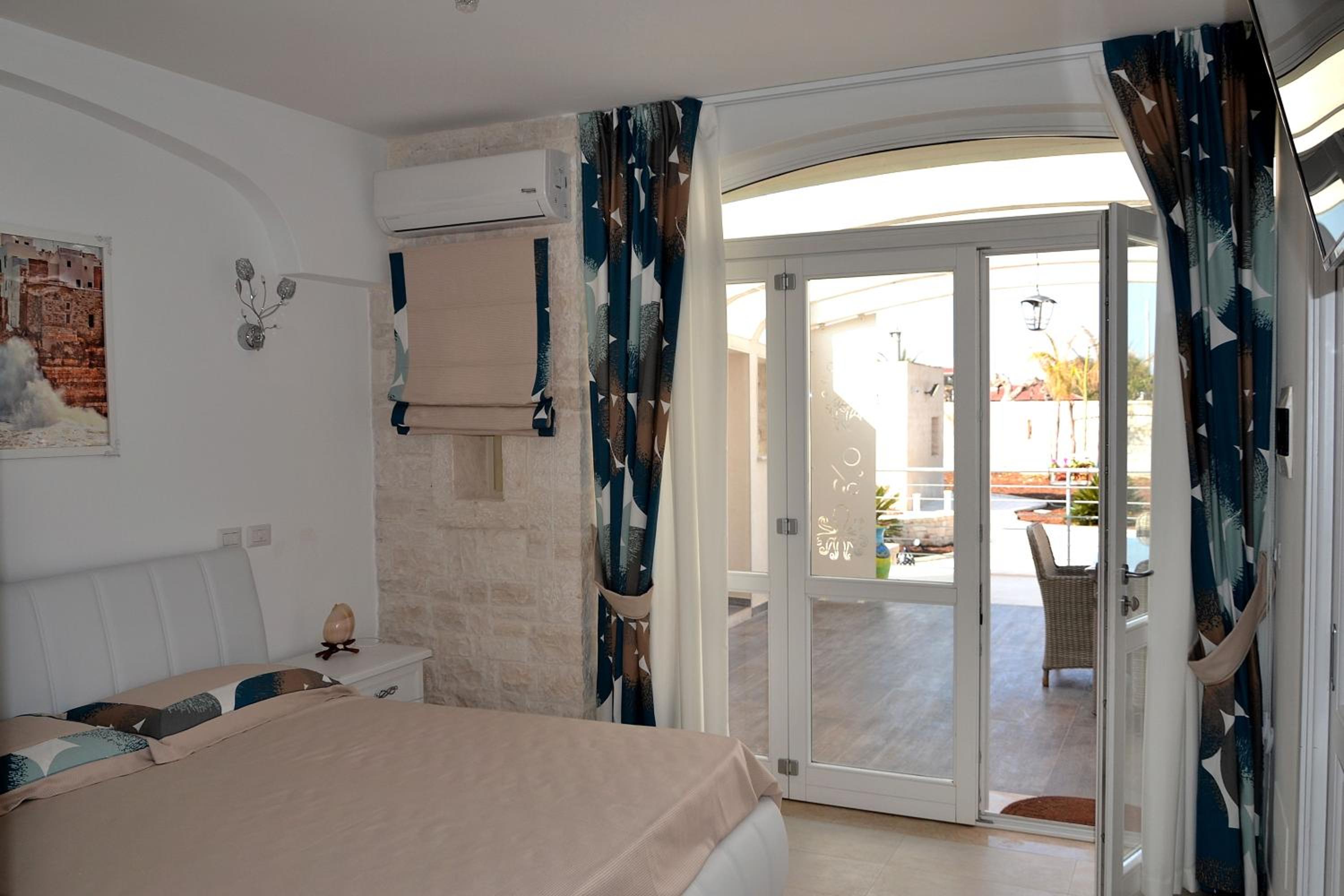 Double Room with Patio photo 3
