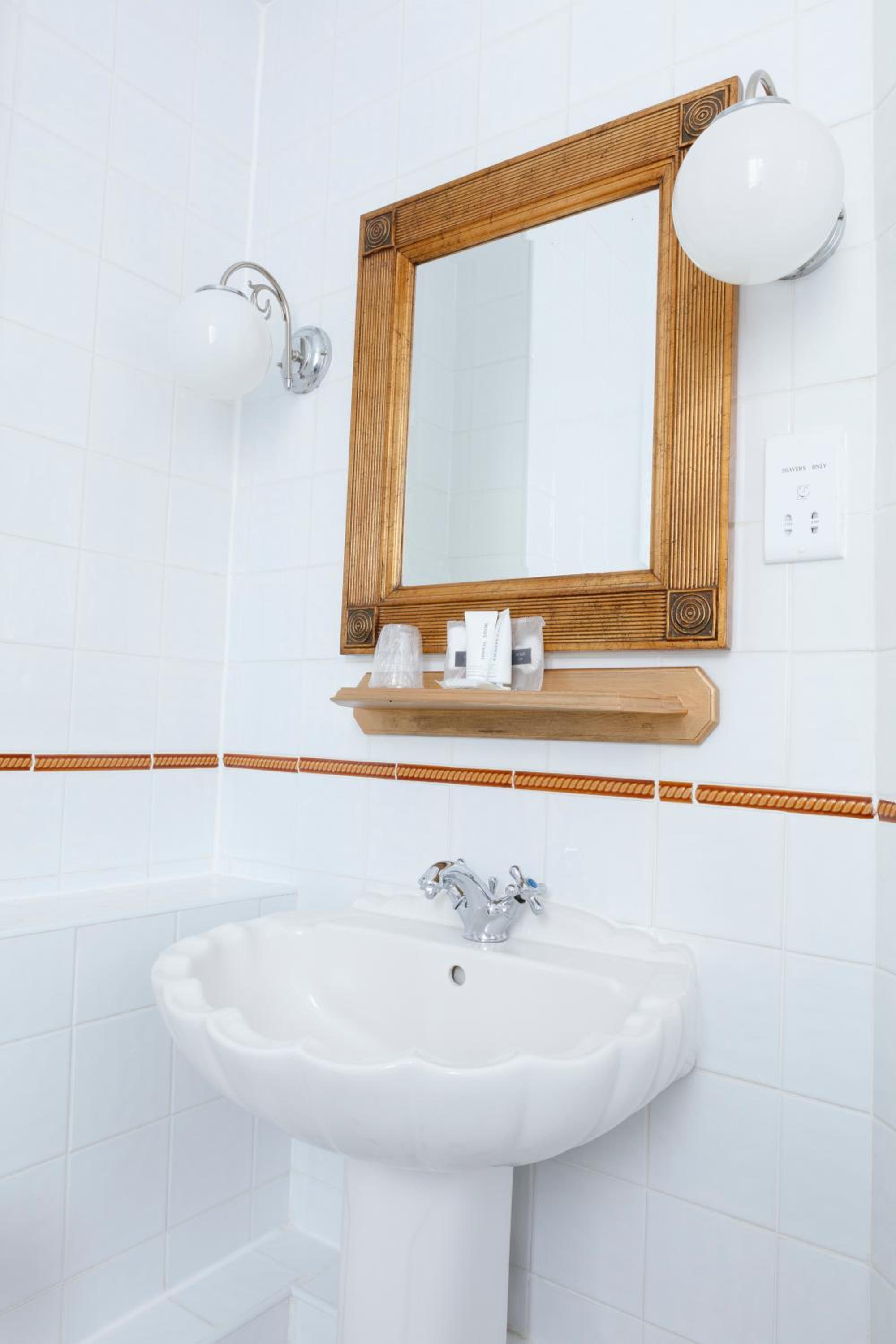 Classic Double Room - Non-Smoking - Photo 4