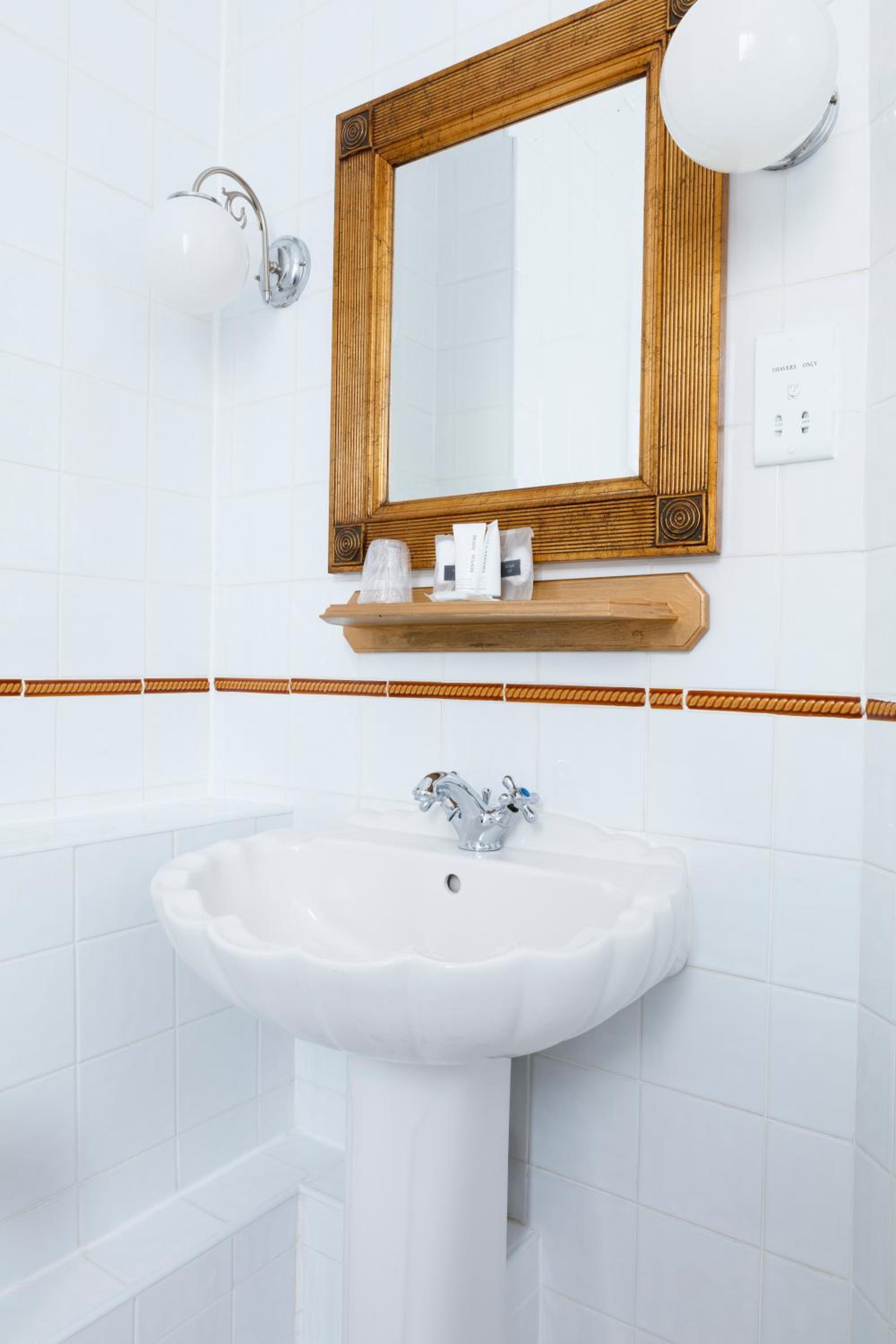 Classic Double Room - Non-Smoking - Photo 3