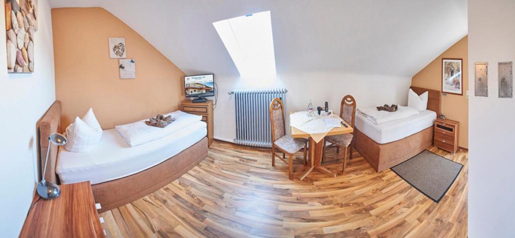 Twin Room with Shower photo 3
