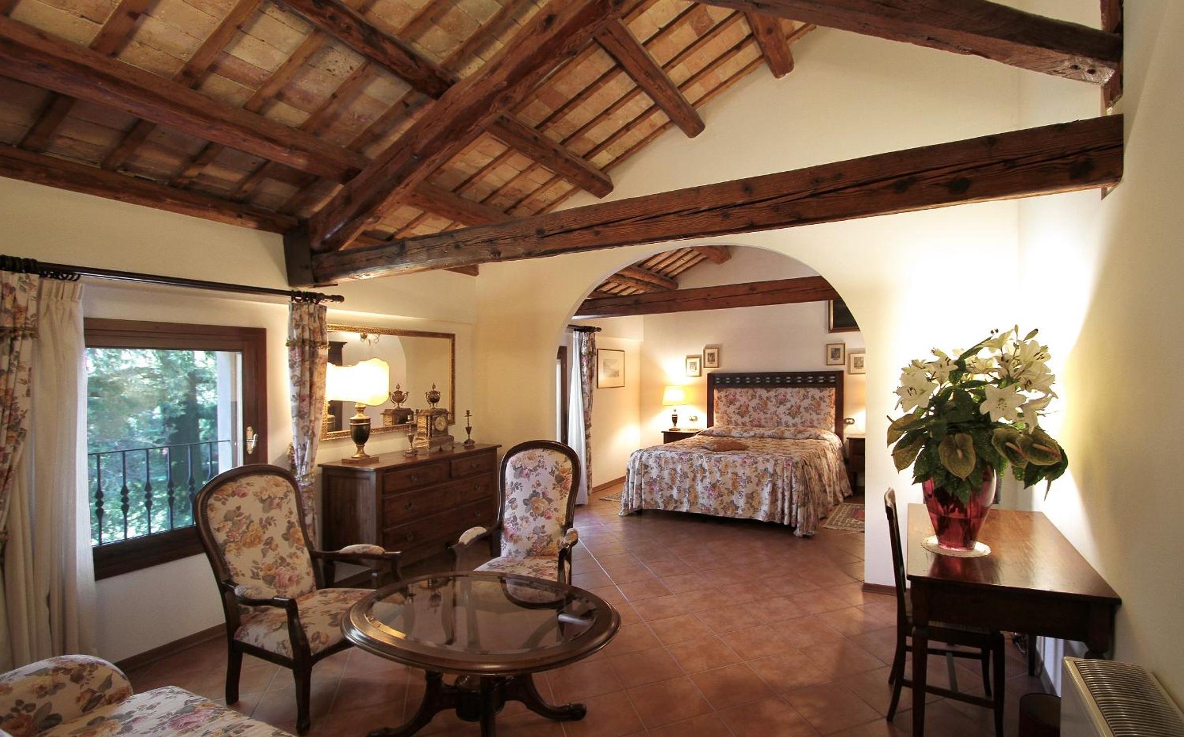 Suite - Photo 1