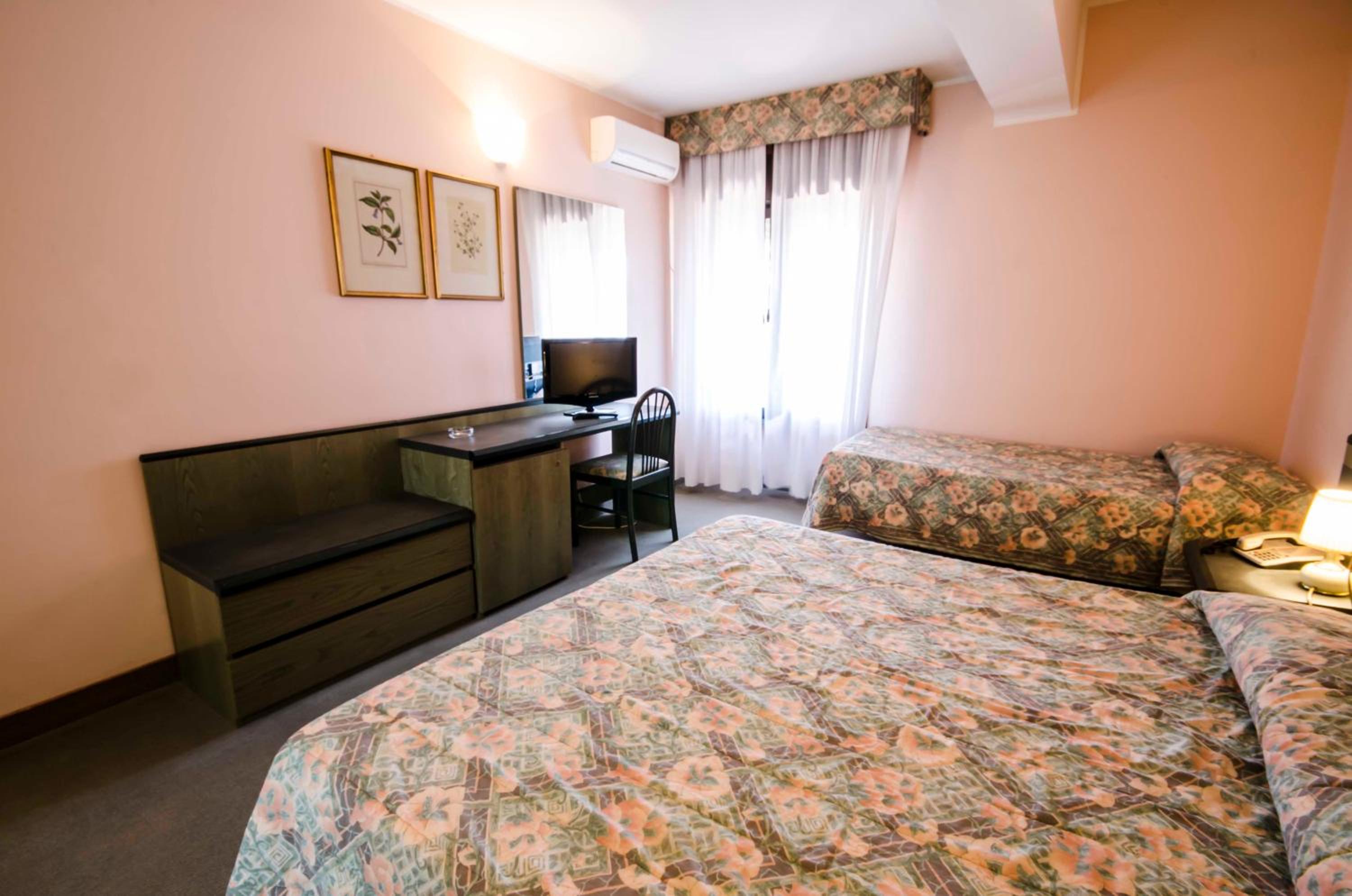 Standard Triple Room - Photo 4