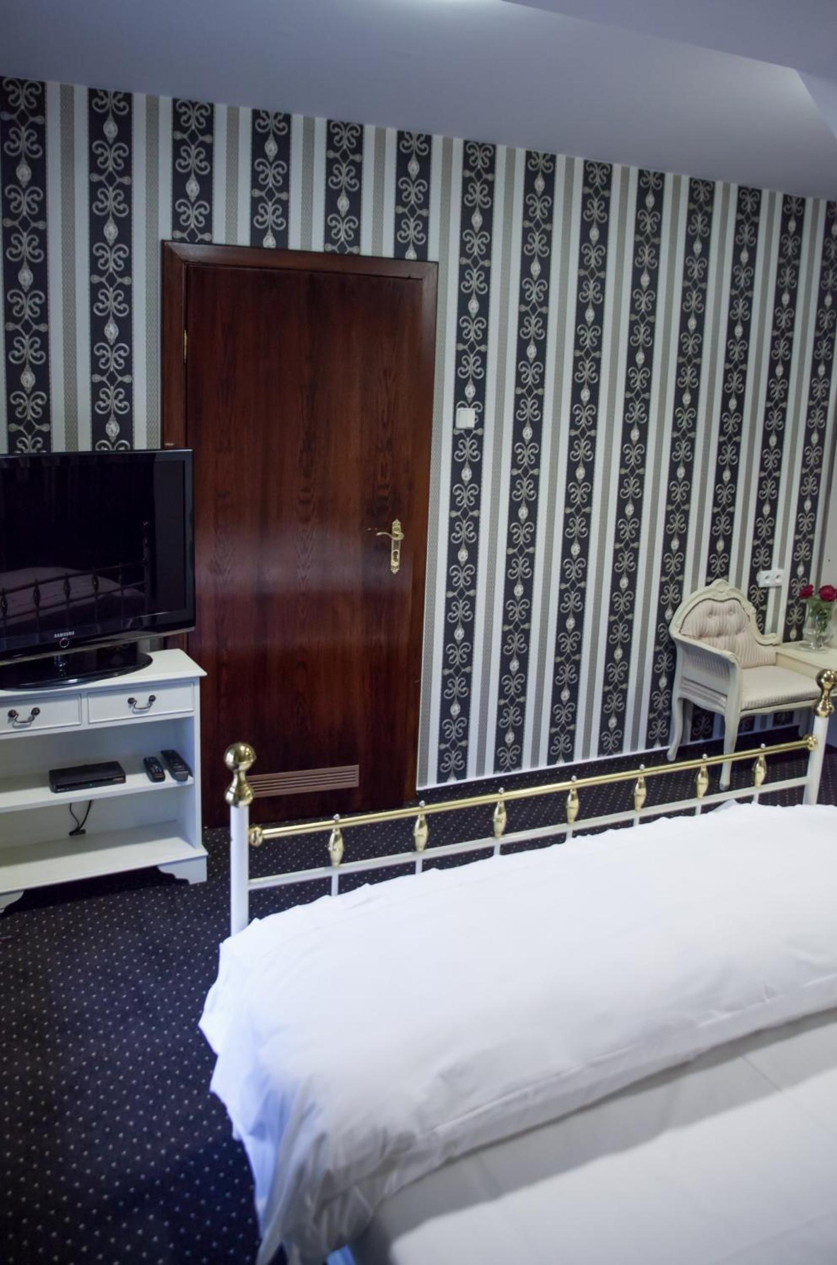 Double Room with King Bed photo 3