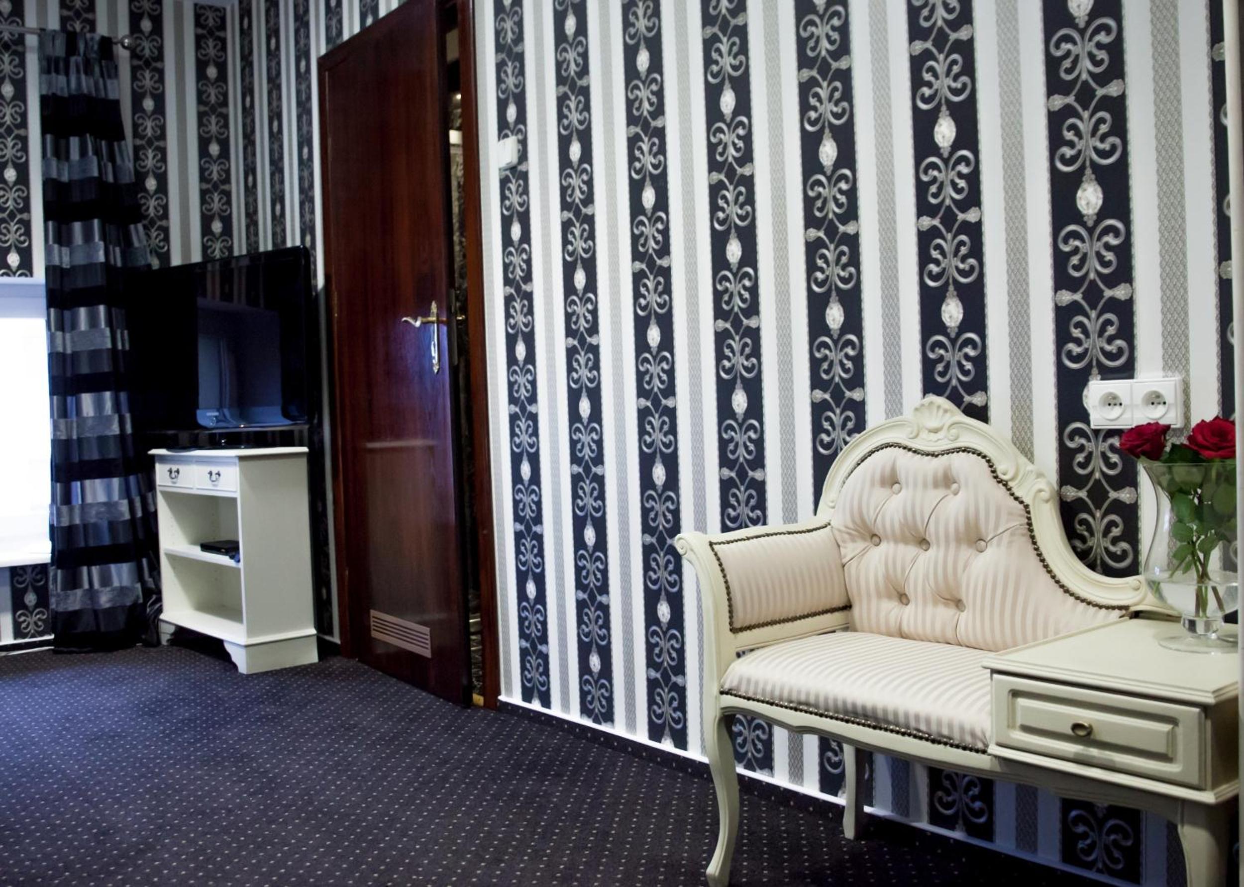 Double Room with King Bed photo 2