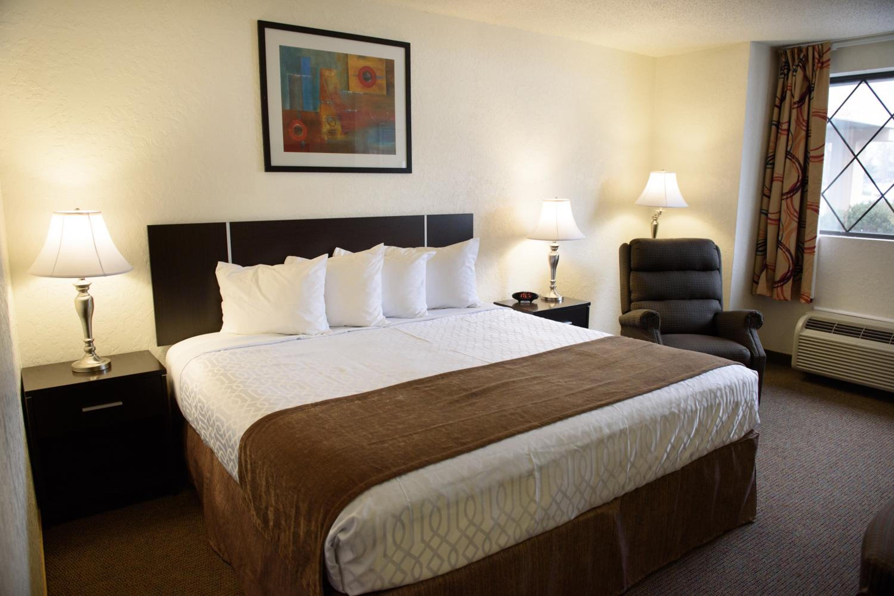 Standard King Room - Photo 10