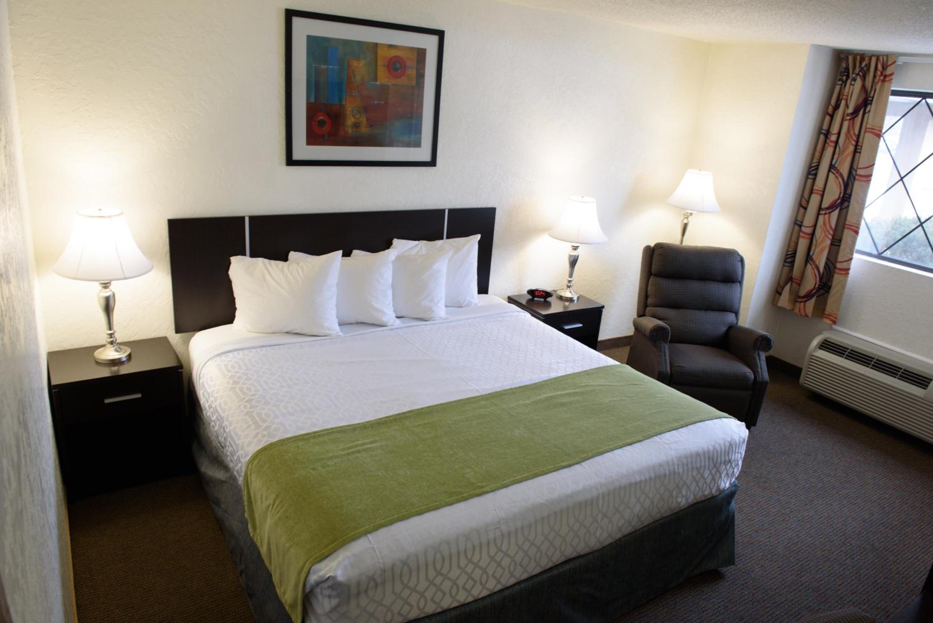 Standard King Room - Photo 9