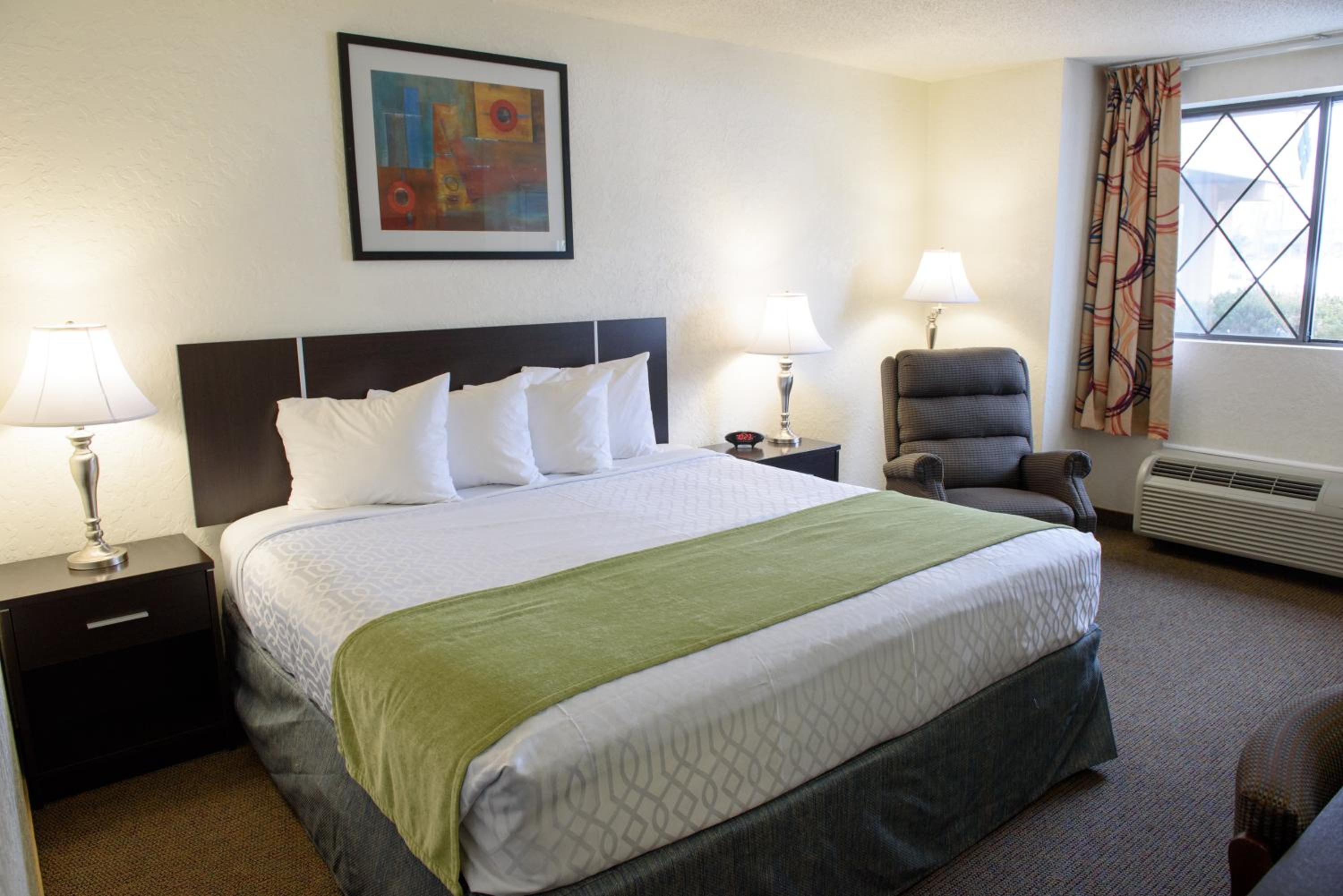 Standard King Room - Photo 8