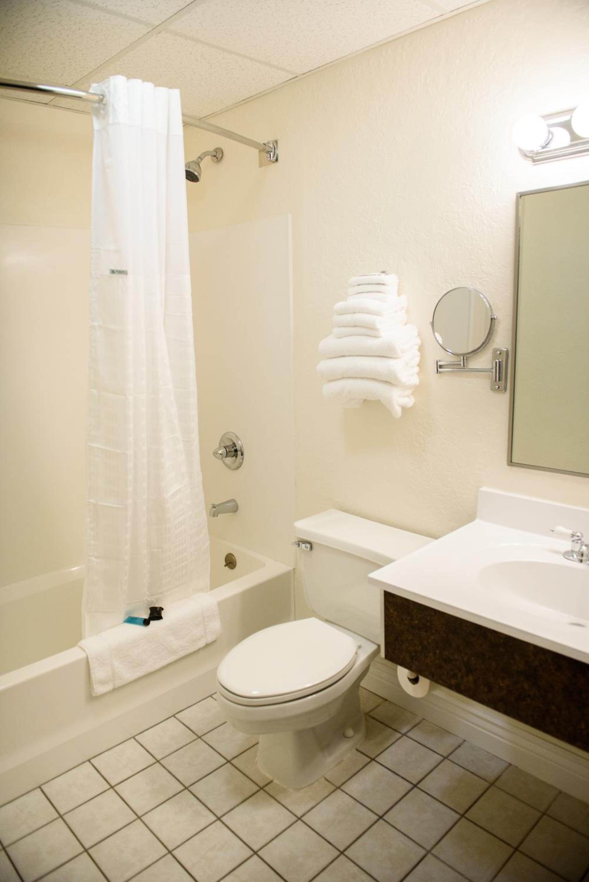 Standard King Room - Photo 6
