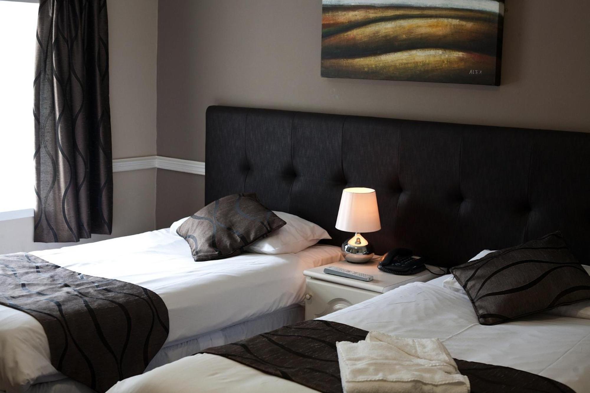 Standard Twin Room - Photo 3