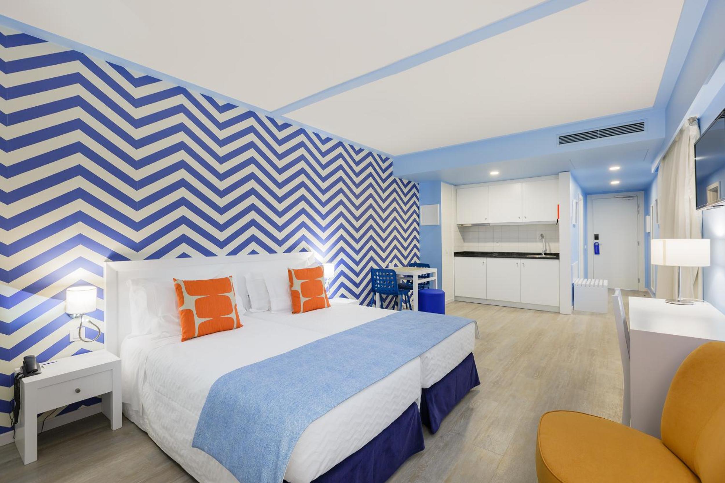 Junior Suite (2 Adults) with Balcony  - Photo 2