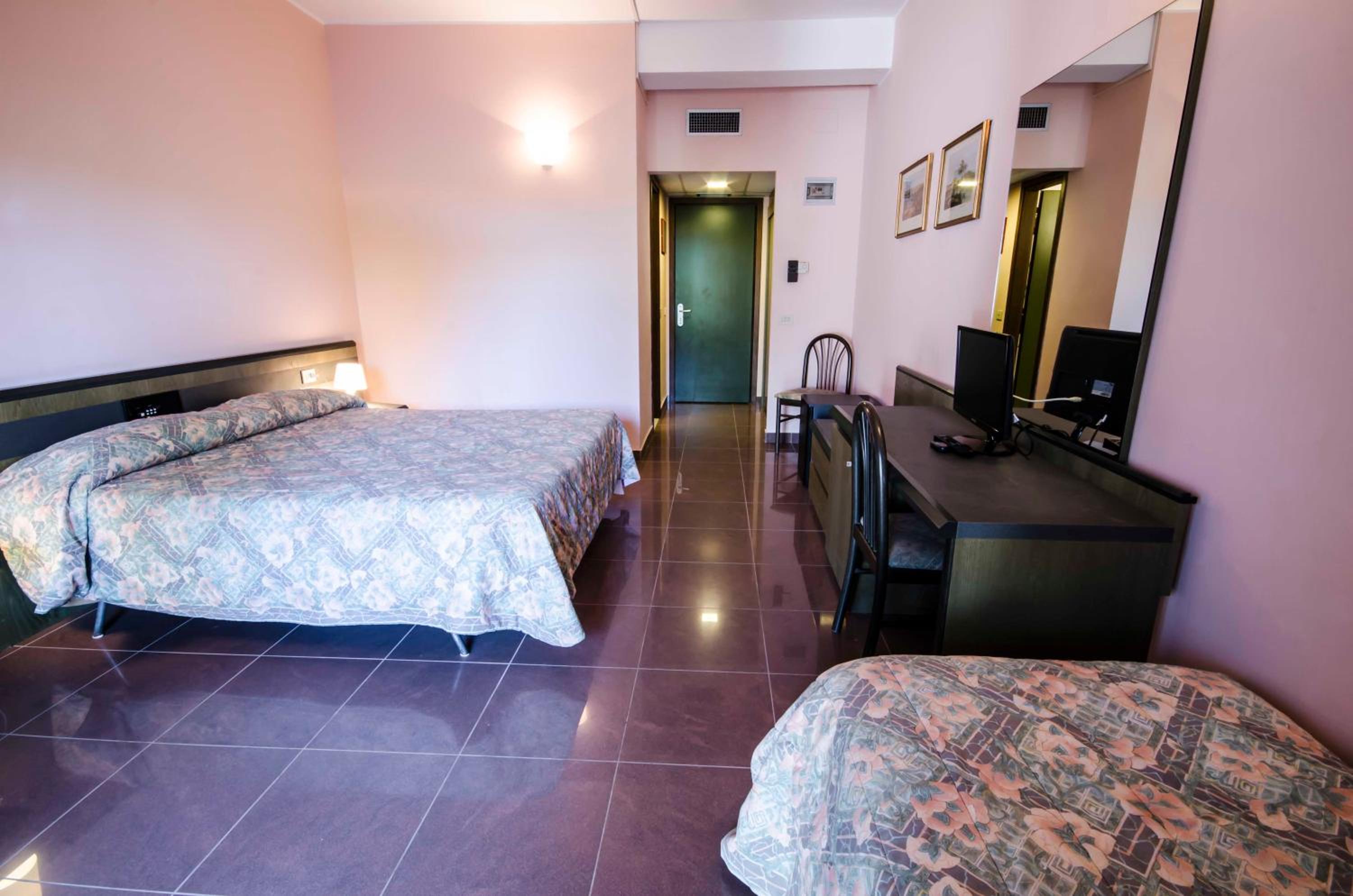 Standard Triple Room - Photo 1