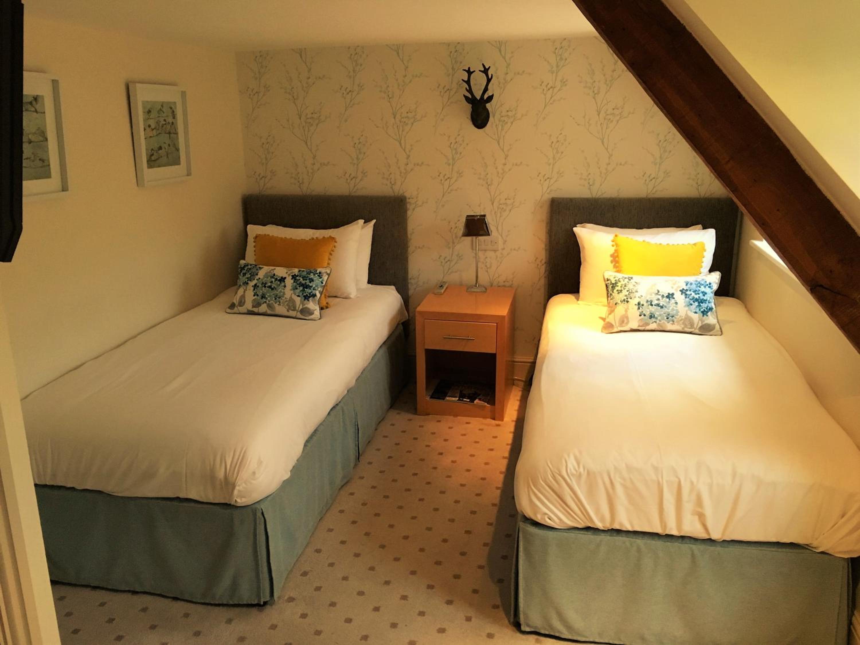 Twin Room with Private Bathroom - Photo 4