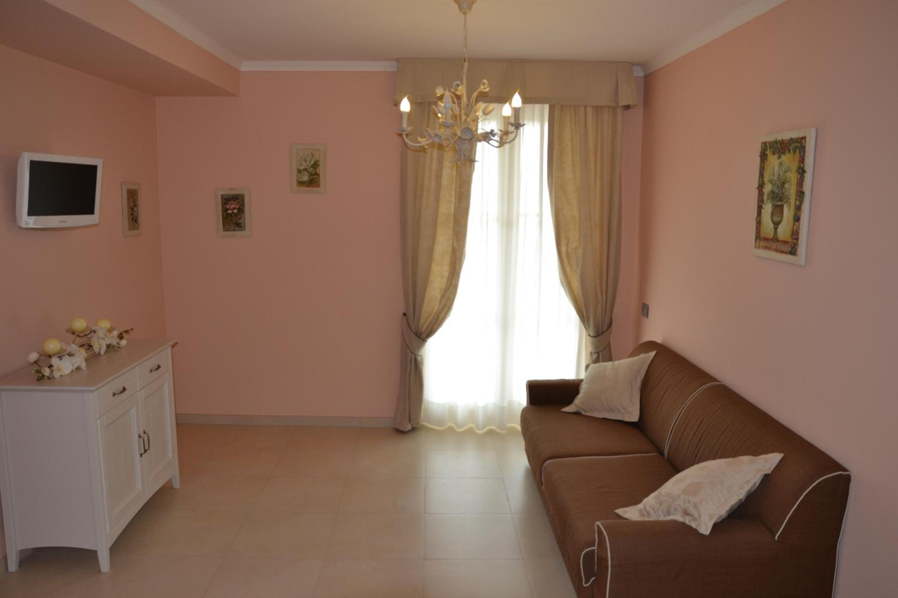Large Superior One-Bedroom Apartment - Photo 6