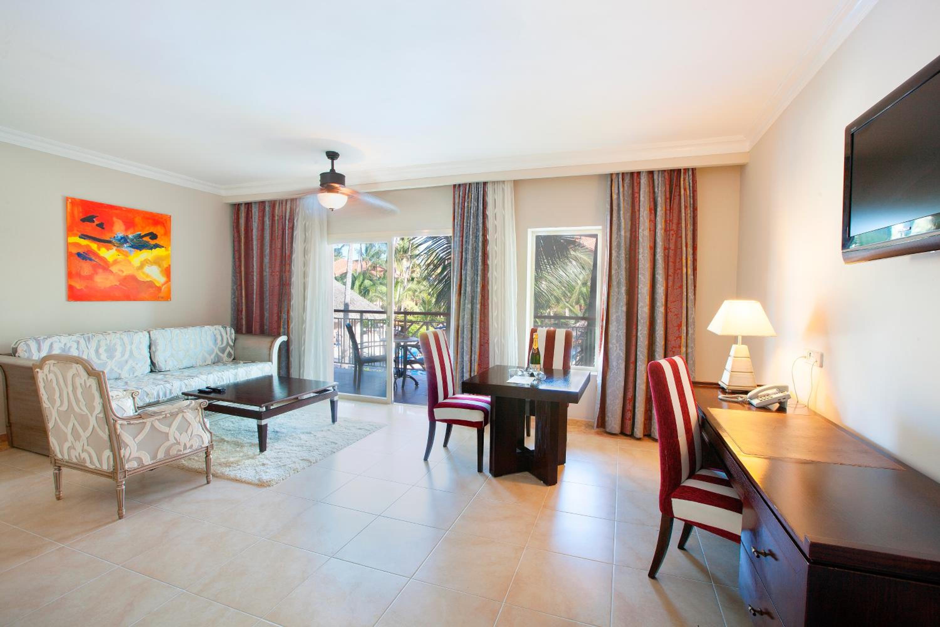One-Bedroom Suite with Jacuzzi - Free WiFi, photo 7